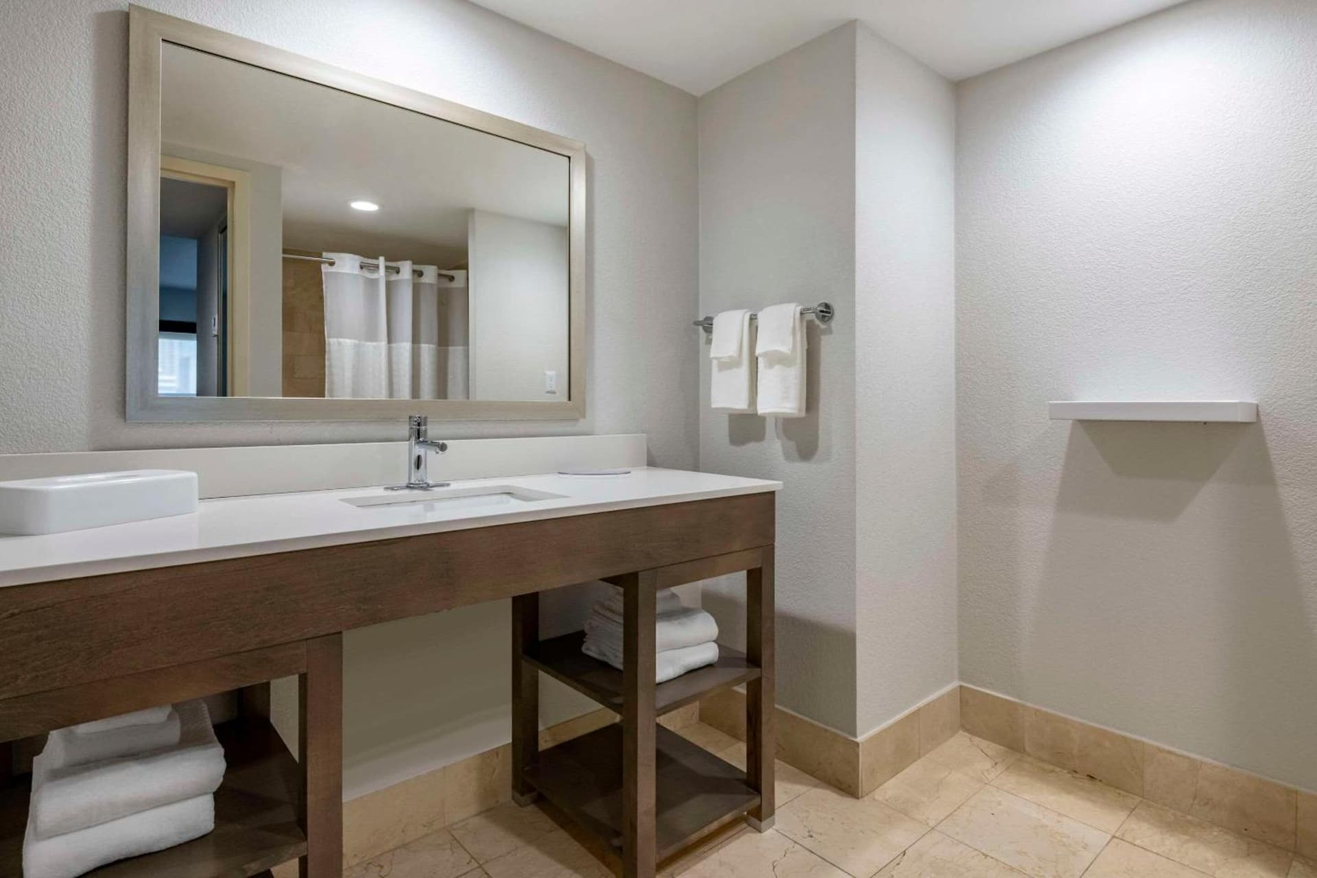 Comfort Inn & Suites Downtown Brickell-Port of Miami gallery photo in Miami, FL — image 7