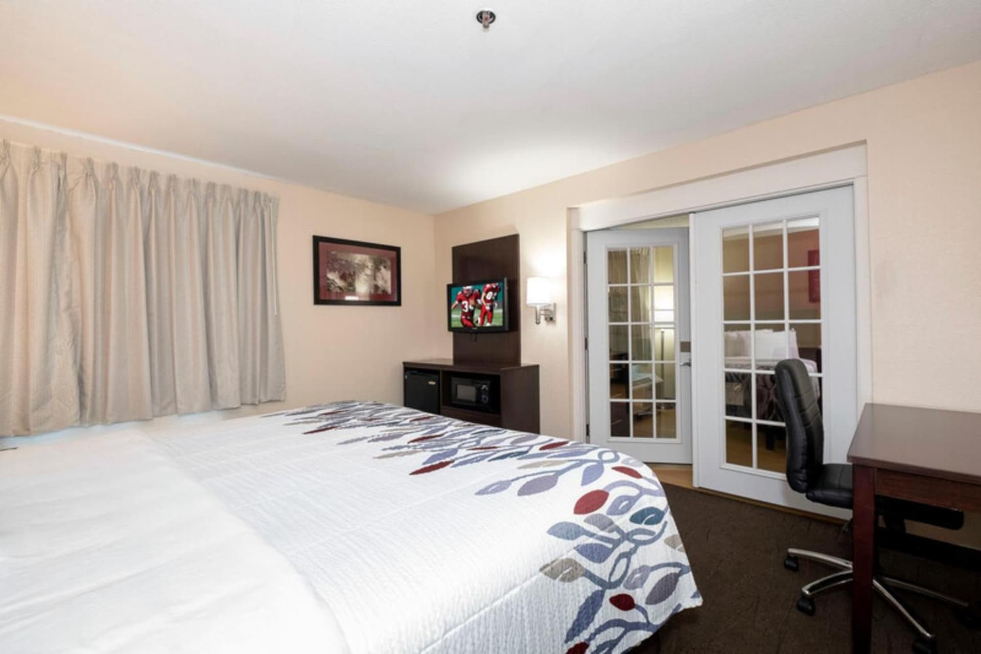 Red Roof Inn PLUS + Phoenix West property views in Phoenix, AZ — gallery photo 3