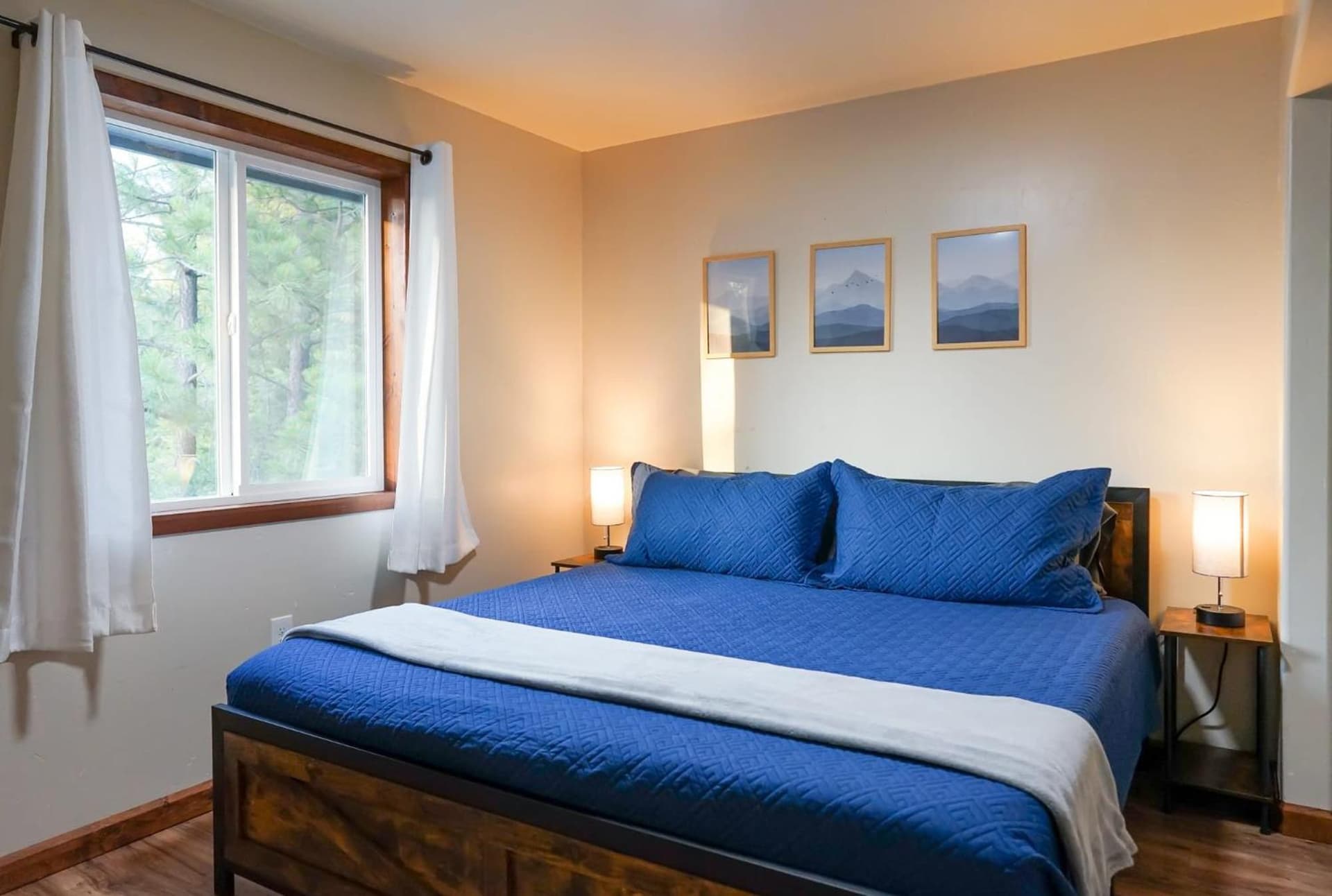 Pinetree Lodge: Hot Tub Fire Pit interior in Athol, ID — gallery photo 2