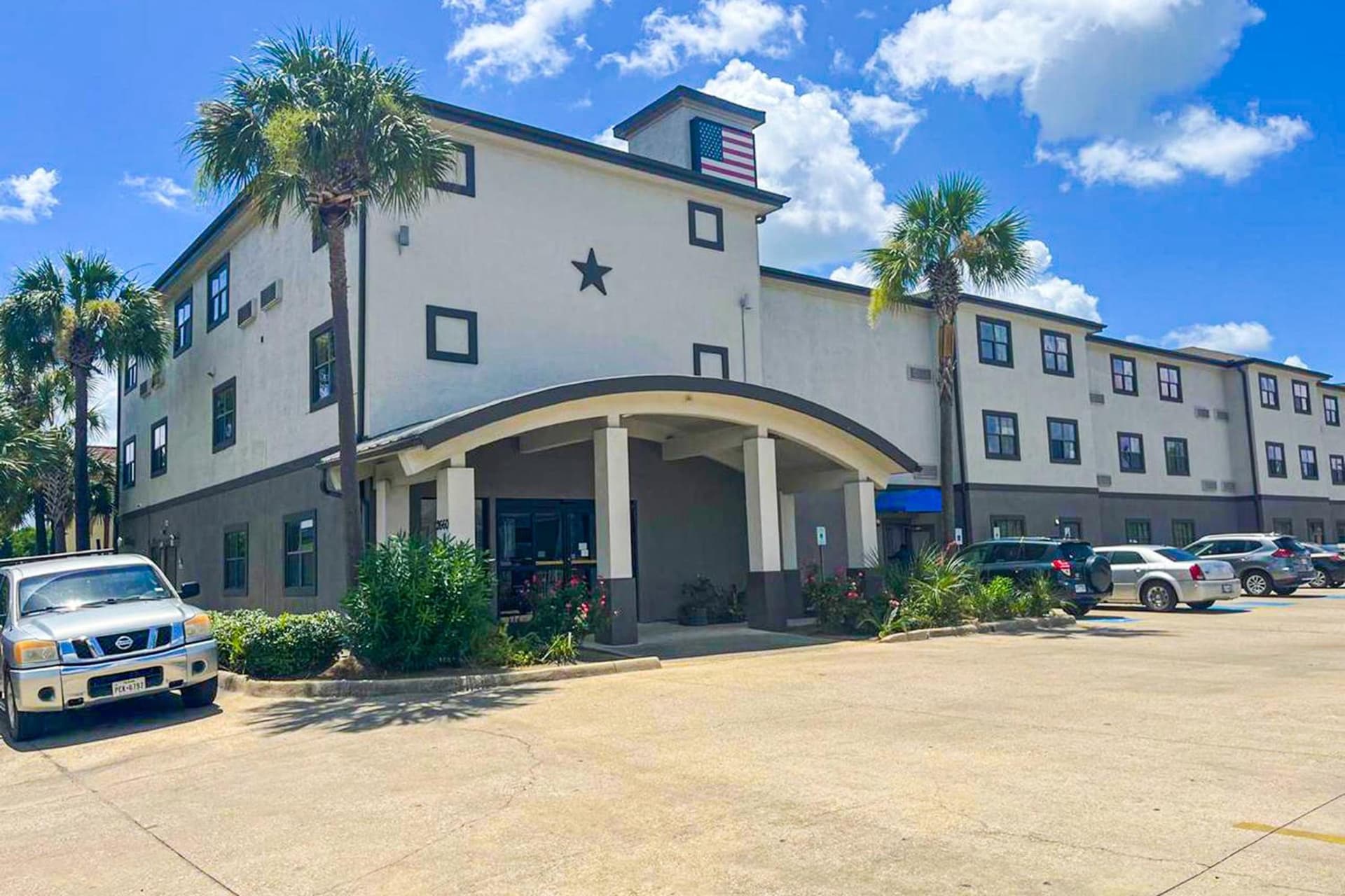 OYO Townhouse Beaumont Medical Center Area I-10 featured exterior or lobby in Beaumont, TX — similar hotel