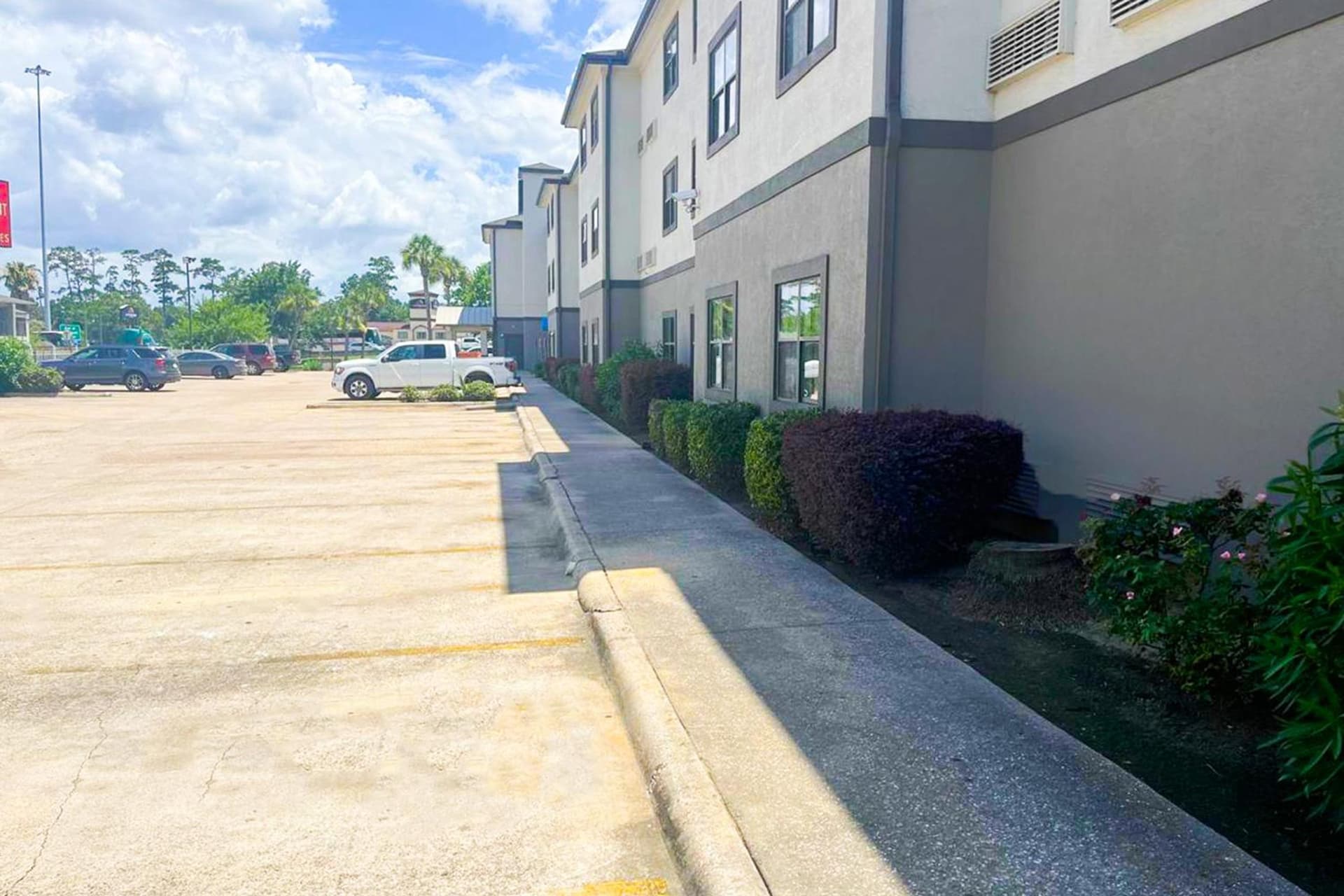 OYO Townhouse Beaumont Medical Center Area I-10 property views in Beaumont, TX — gallery photo 3