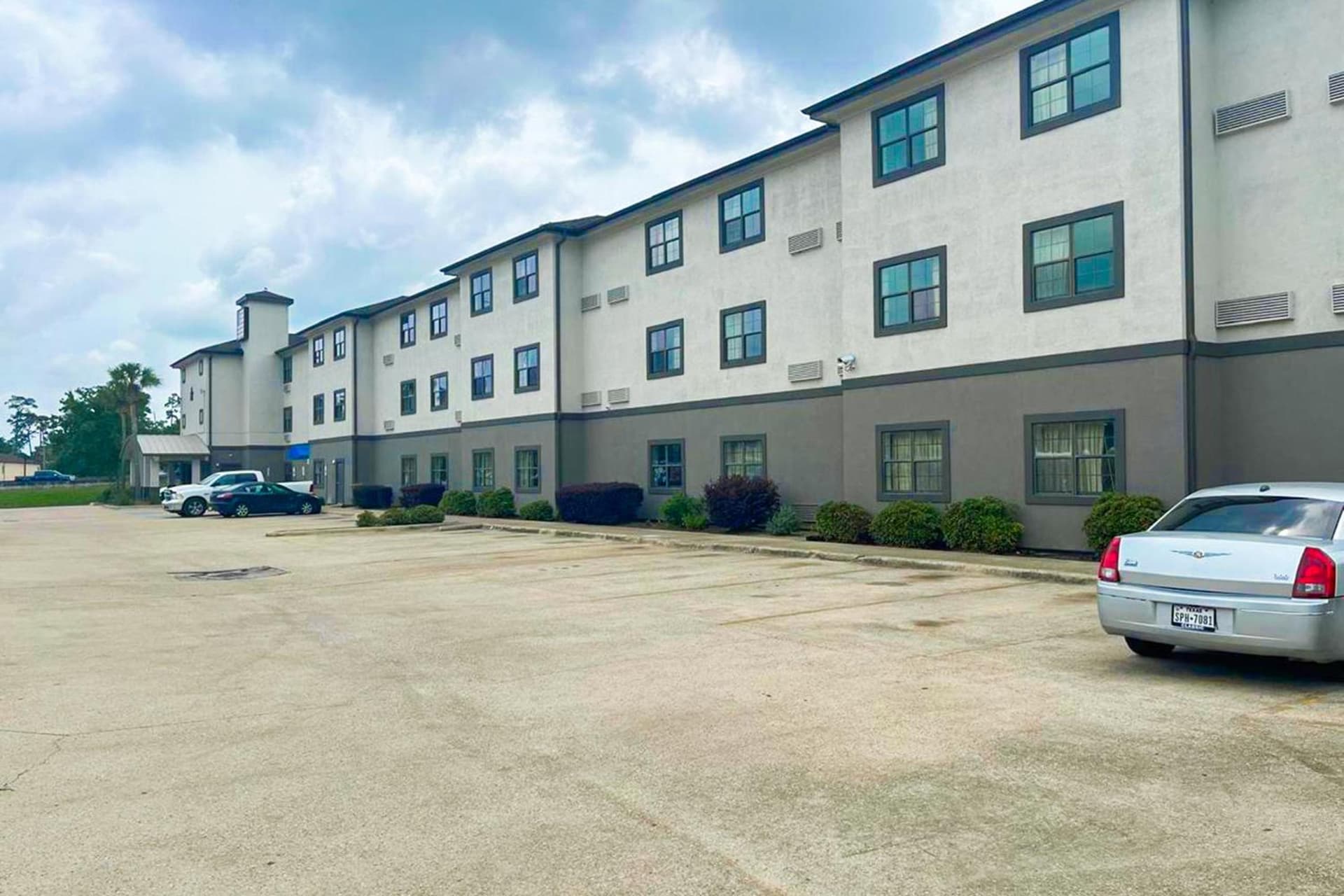 OYO Townhouse Beaumont Medical Center Area I-10 interior in Beaumont, TX — gallery photo 2
