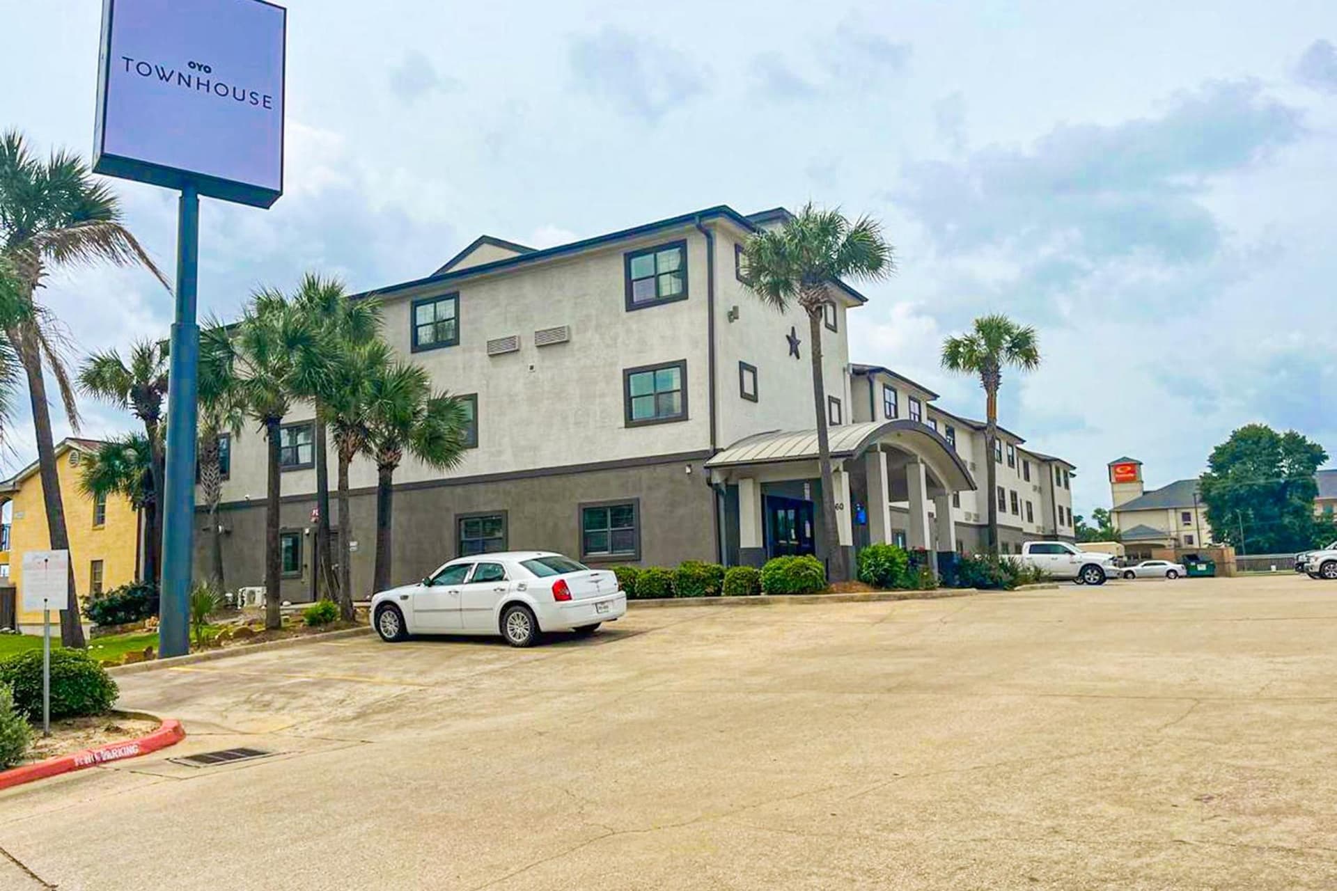 OYO Townhouse Beaumont Medical Center Area I-10 gallery photo in Beaumont, TX — image 9