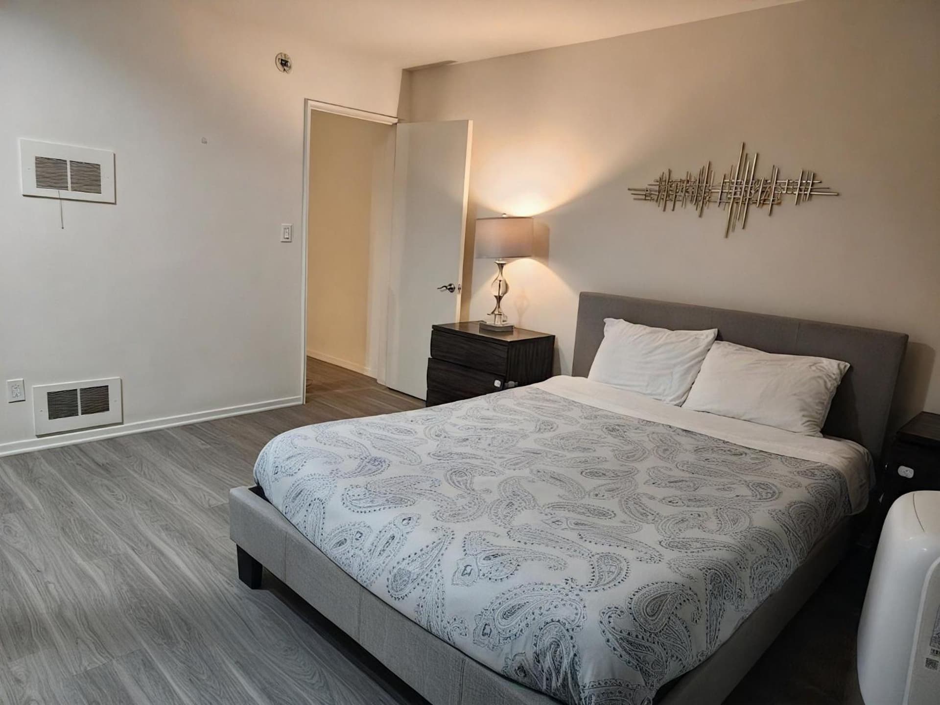 Hollywood Homes Free parking close to all things LA interior in Los Angeles, CA — gallery photo 2