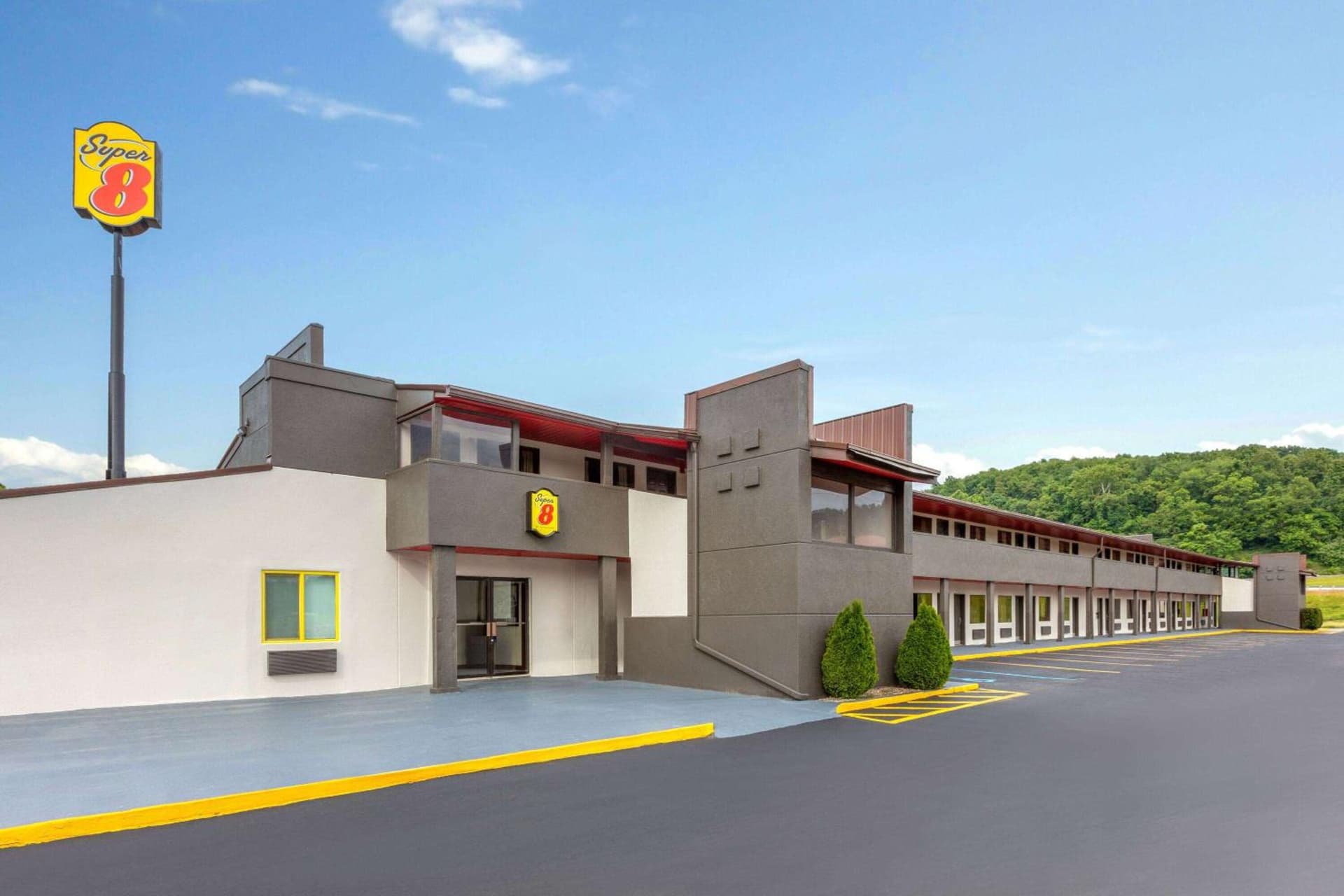 Super 8 by Wyndham Bridgeport/Clarksburg Area interior in Bridgeport, WV — gallery photo 2