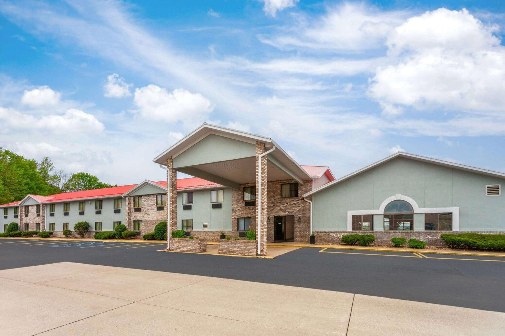 Super 8 by Wyndham Mt. Vernon featured exterior or lobby in Mount Vernon, OH — similar hotel