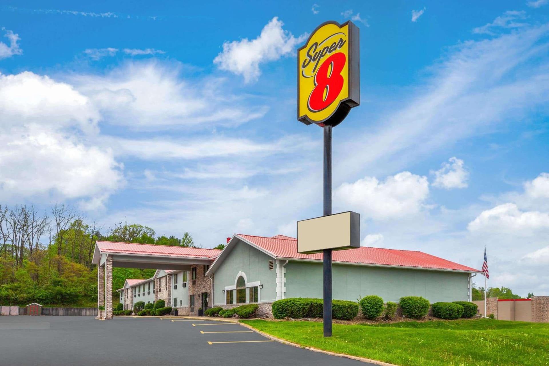 Super 8 by Wyndham Mt. Vernon interior in Mount Vernon, OH — gallery photo 2