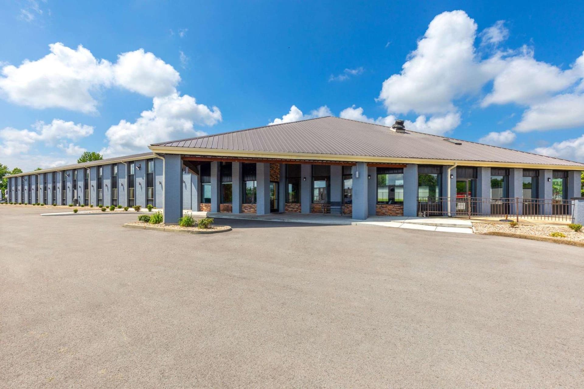 Days Inn by Wyndham Glasgow featured exterior or lobby in Glasgow, KY — similar hotel