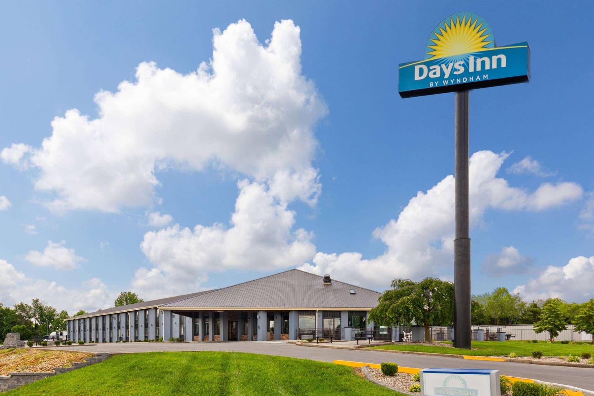 Days Inn by Wyndham Glasgow interior in Glasgow, KY — gallery photo 2
