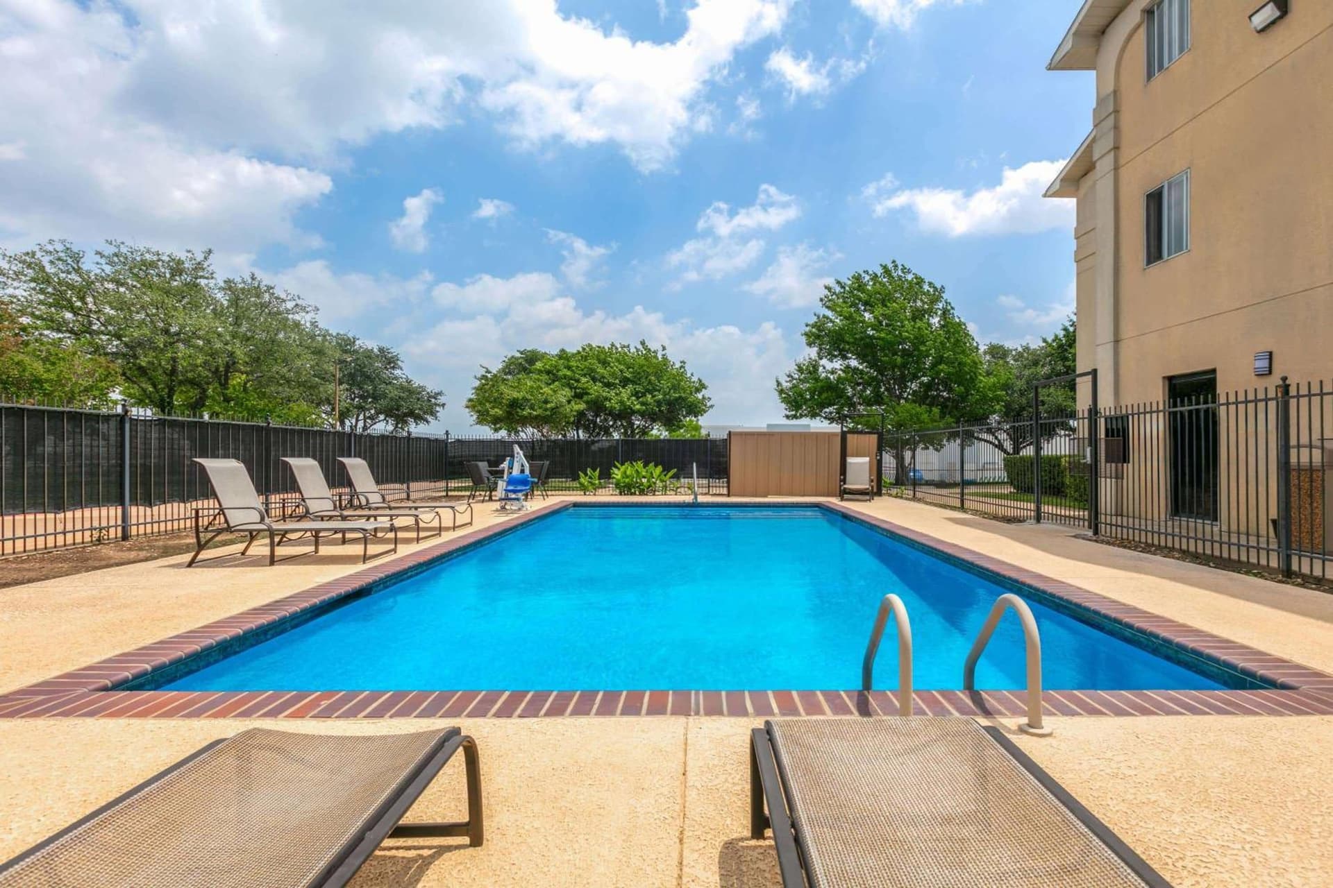 Super 8 by Wyndham Grapevine/DFW Airport Northwest gallery photo in Grapevine, TX — image 7