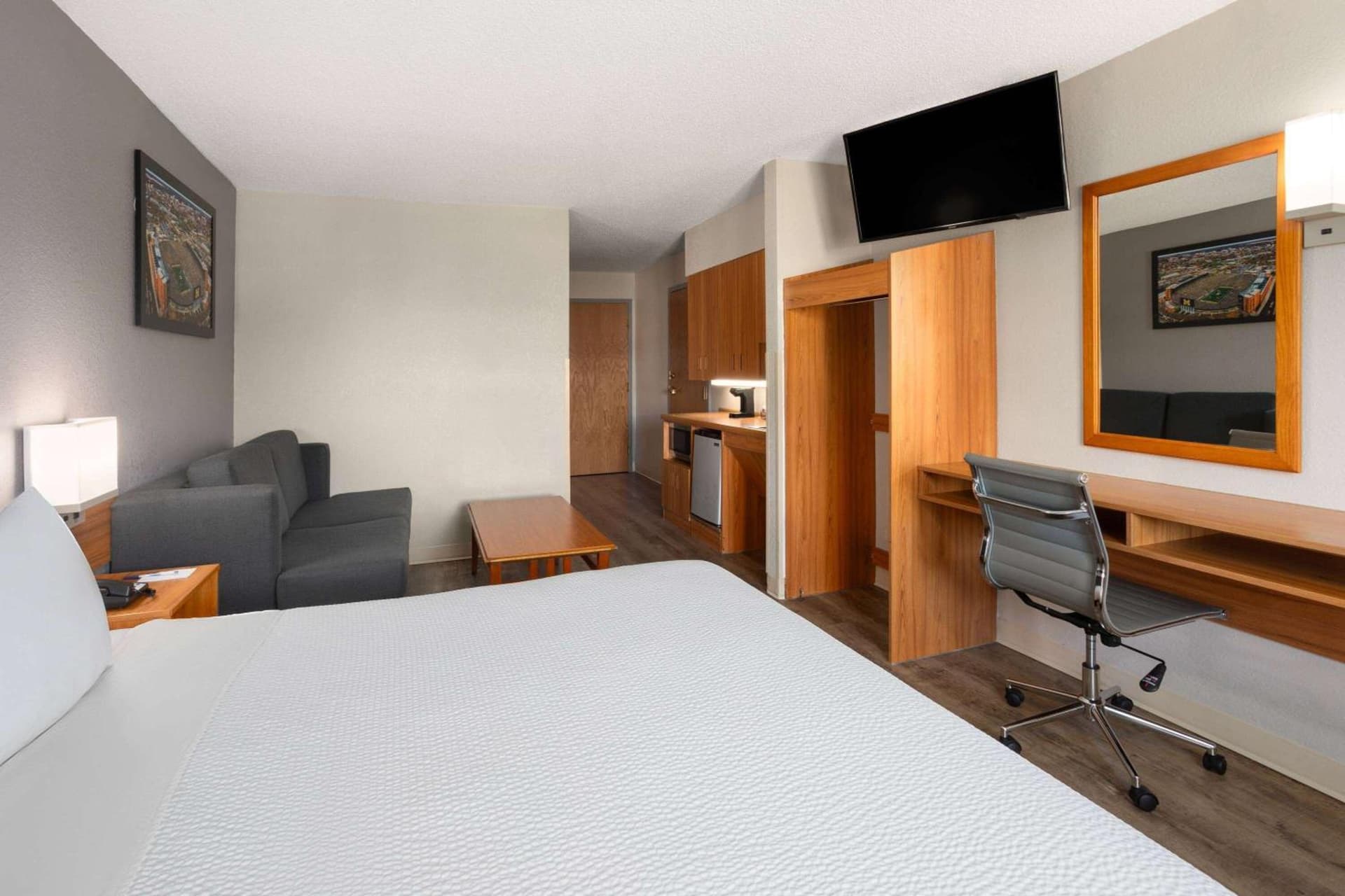 Microtel Inn & Suites by Wyndham Ann Arbor gallery photo in Ann Arbor, MI — image 9