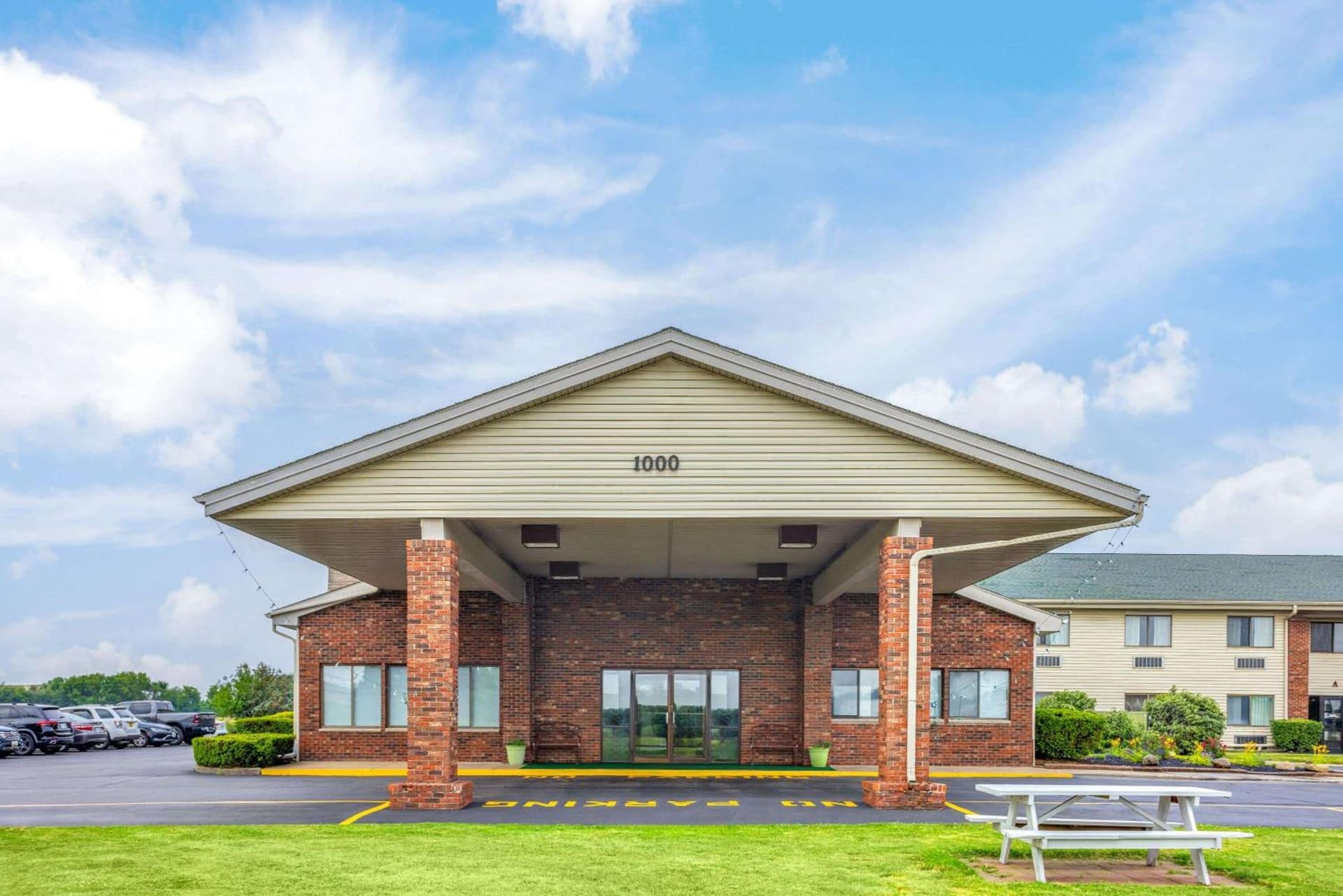 Super 8 by Wyndham Henrietta/Rochester Area interior in Henrietta — gallery photo 2
