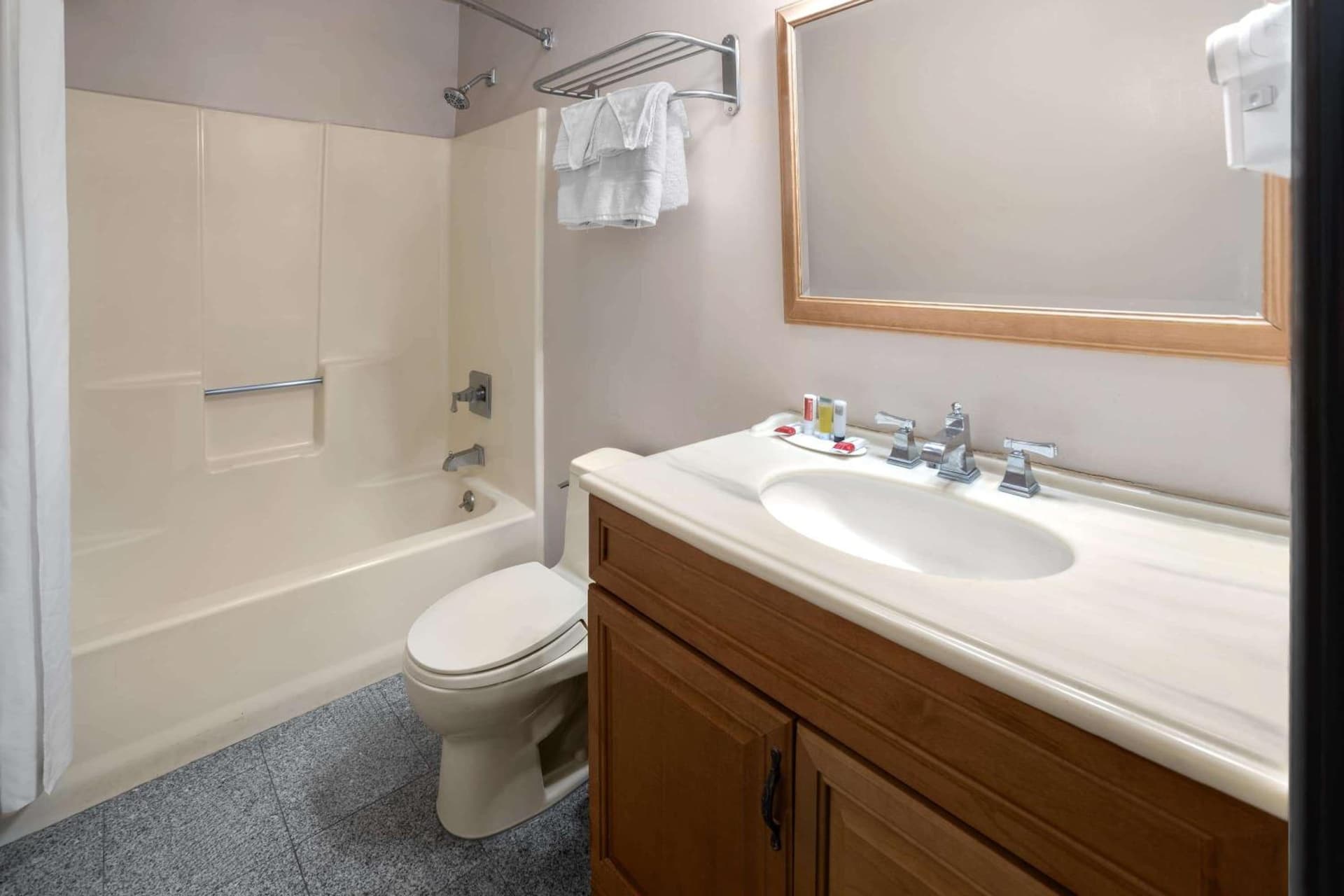 Days Inn by Wyndham Wurtsboro gallery photo in Wurtsboro, NY — image 31