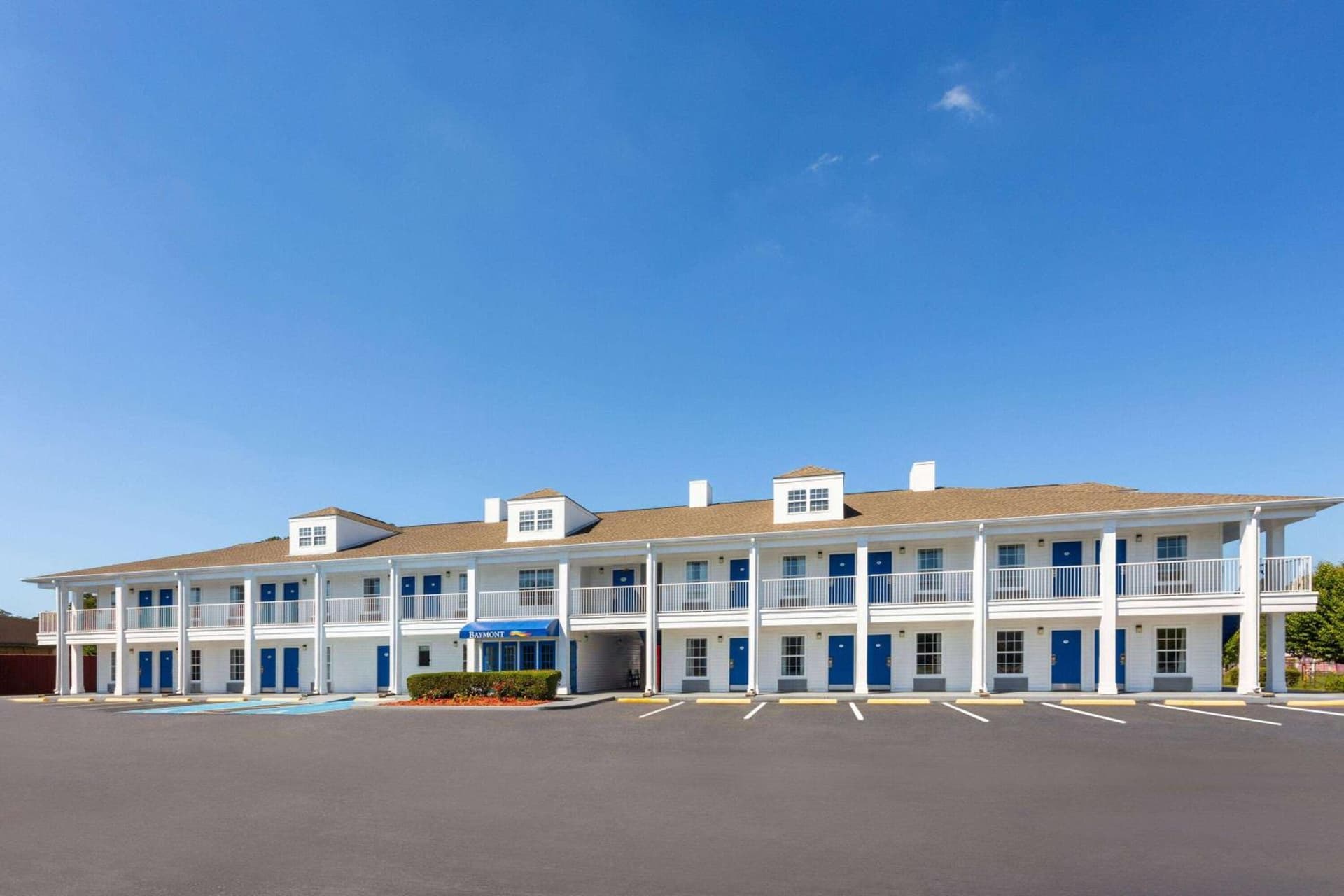 Baymont by Wyndham Brunswick GA interior in Brunswick, GA — gallery photo 2