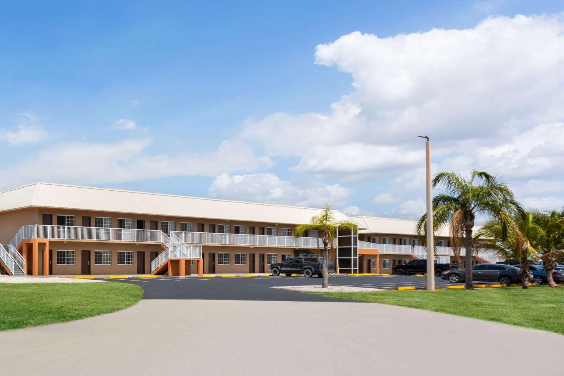 Travelodge Suites by Wyndham Lake Okeechobee — hotel in Okeechobee, Florida