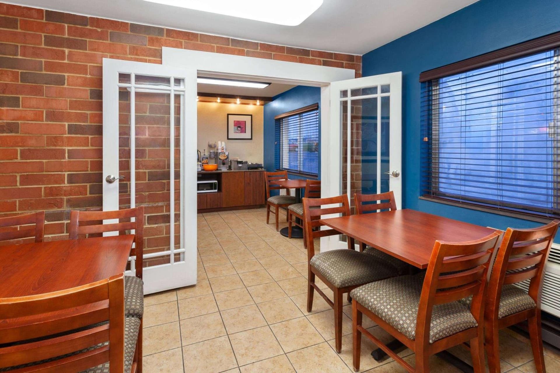Days Inn by Wyndham Rockford I-90 Walking Distance to Casino gallery photo in Rockford, IL — image 47