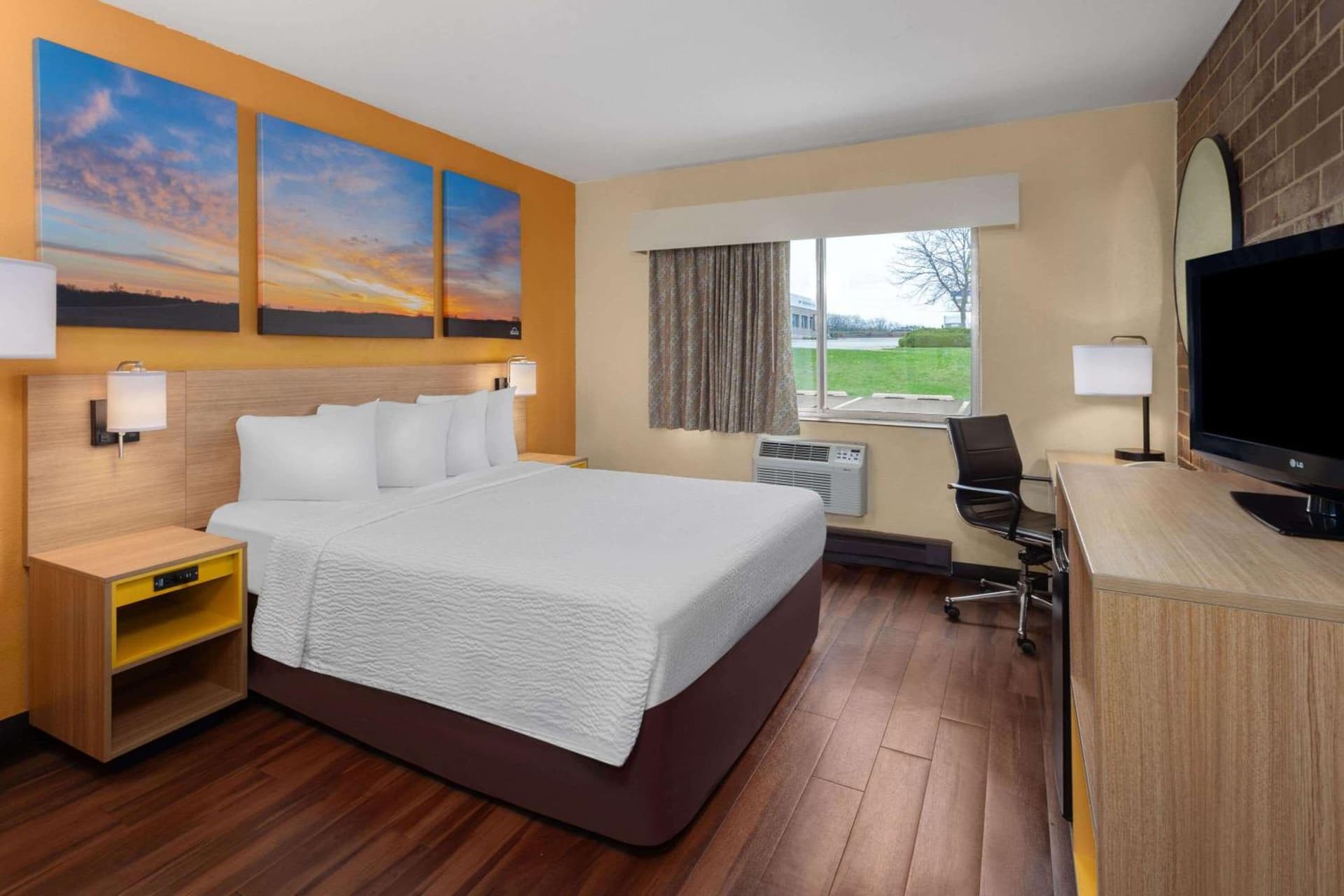 Days Inn by Wyndham Rockford I-90 Walking Distance to Casino property views in Rockford, IL — gallery photo 3