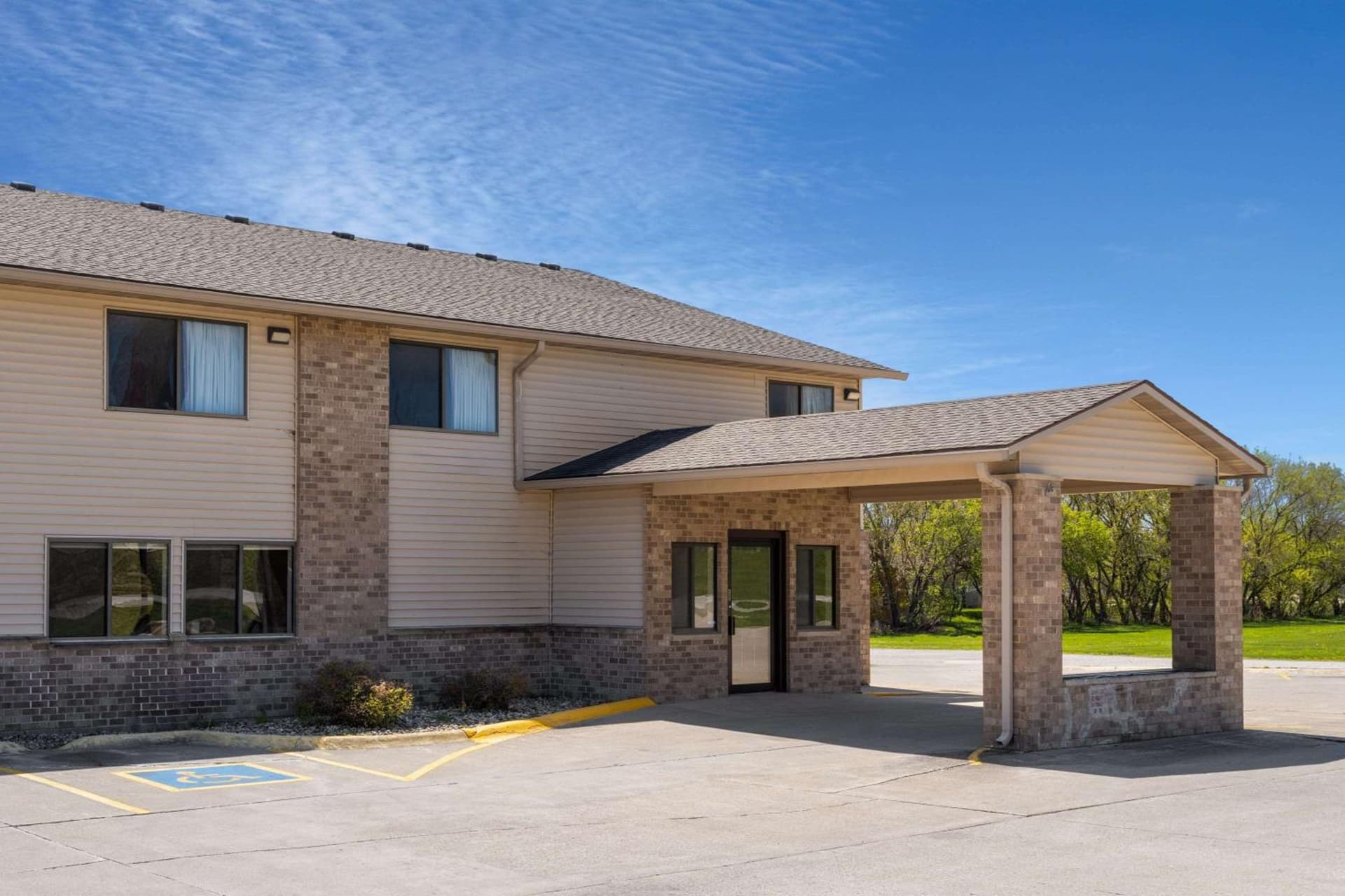 Super 8 by Wyndham Humboldt interior in Humboldt, IA — gallery photo 2
