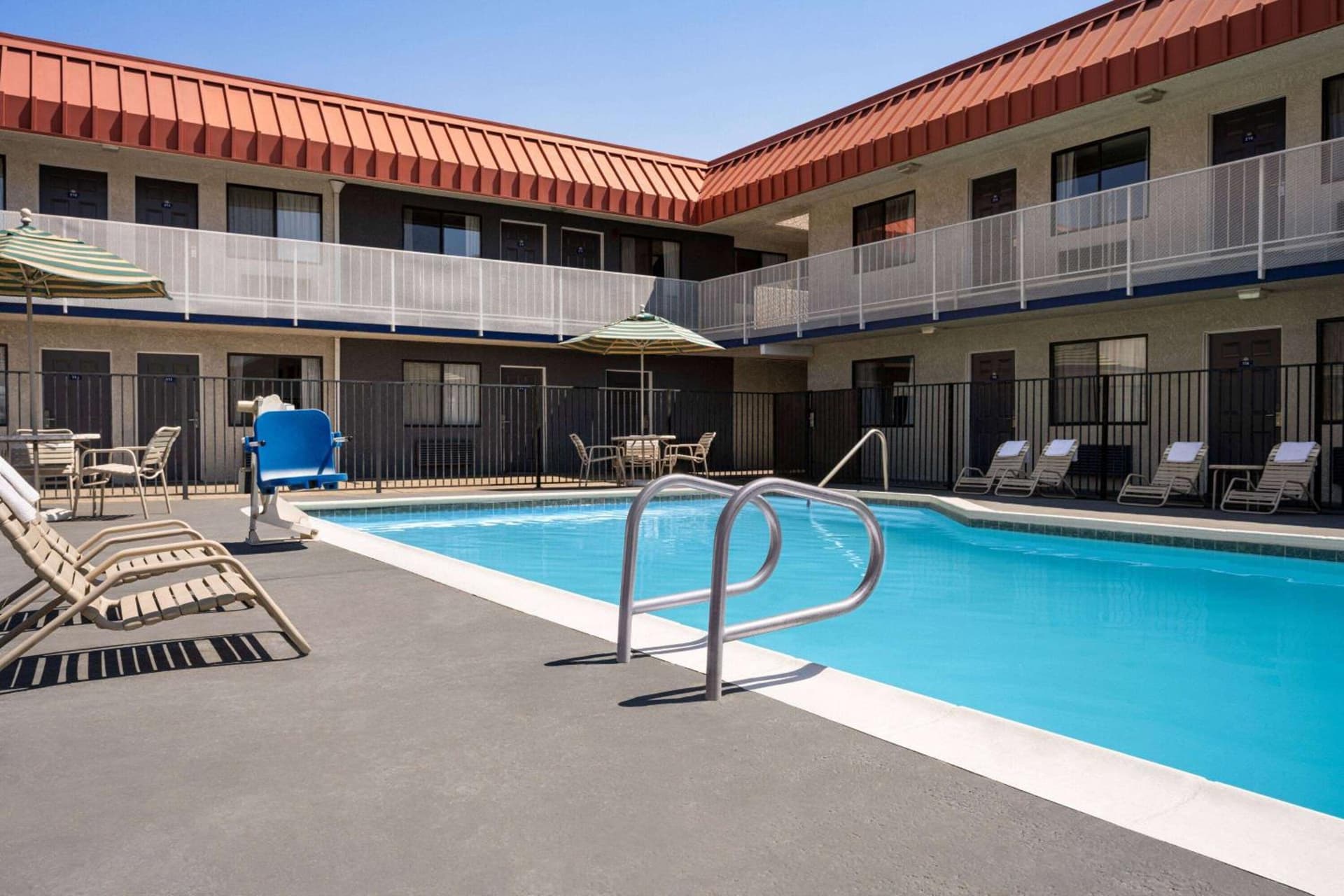 Days Inn by Wyndham Fresno South gallery photo in Fresno, CA — image 5