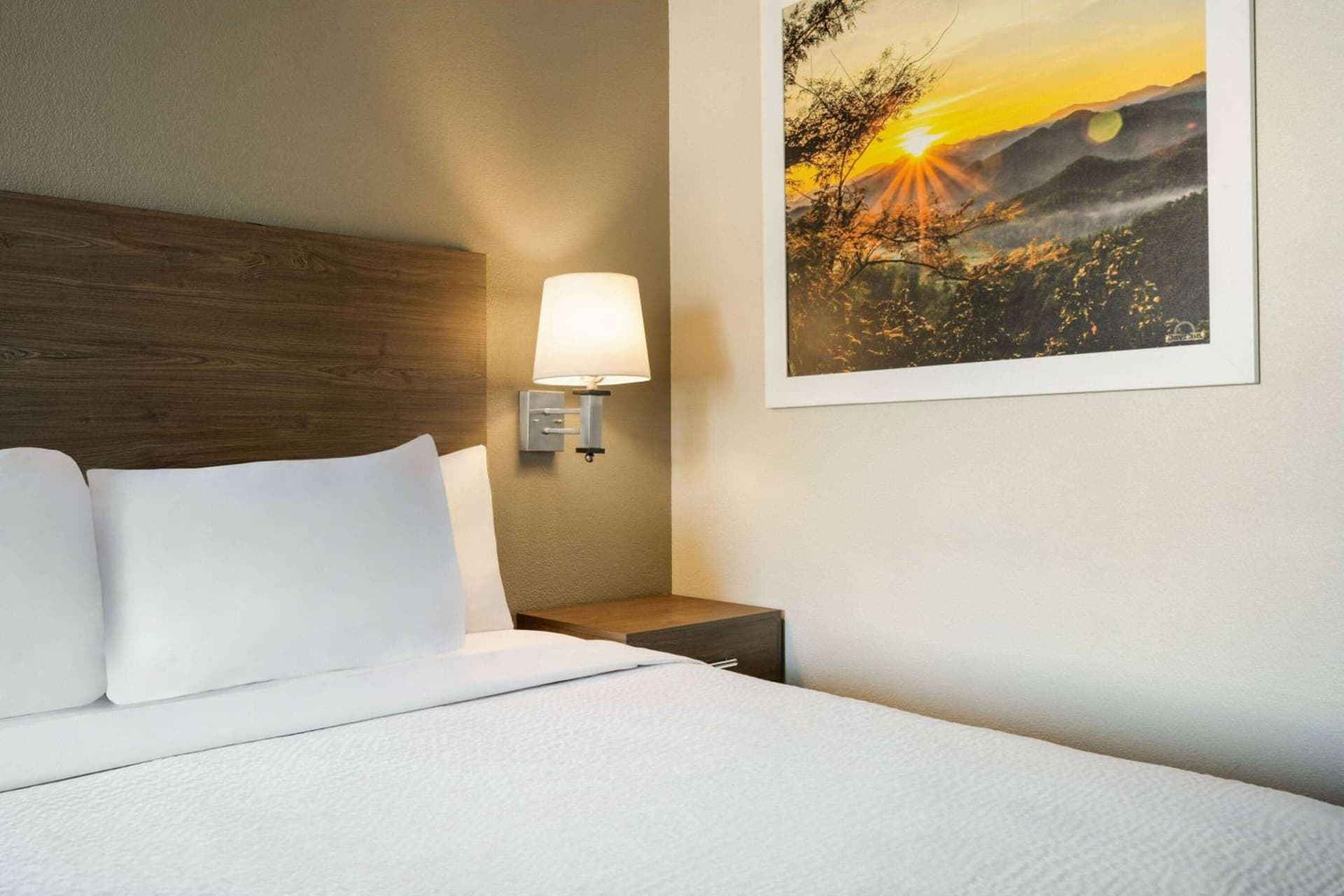 Days Inn by Wyndham Fresno South property views in Fresno, CA — gallery photo 3