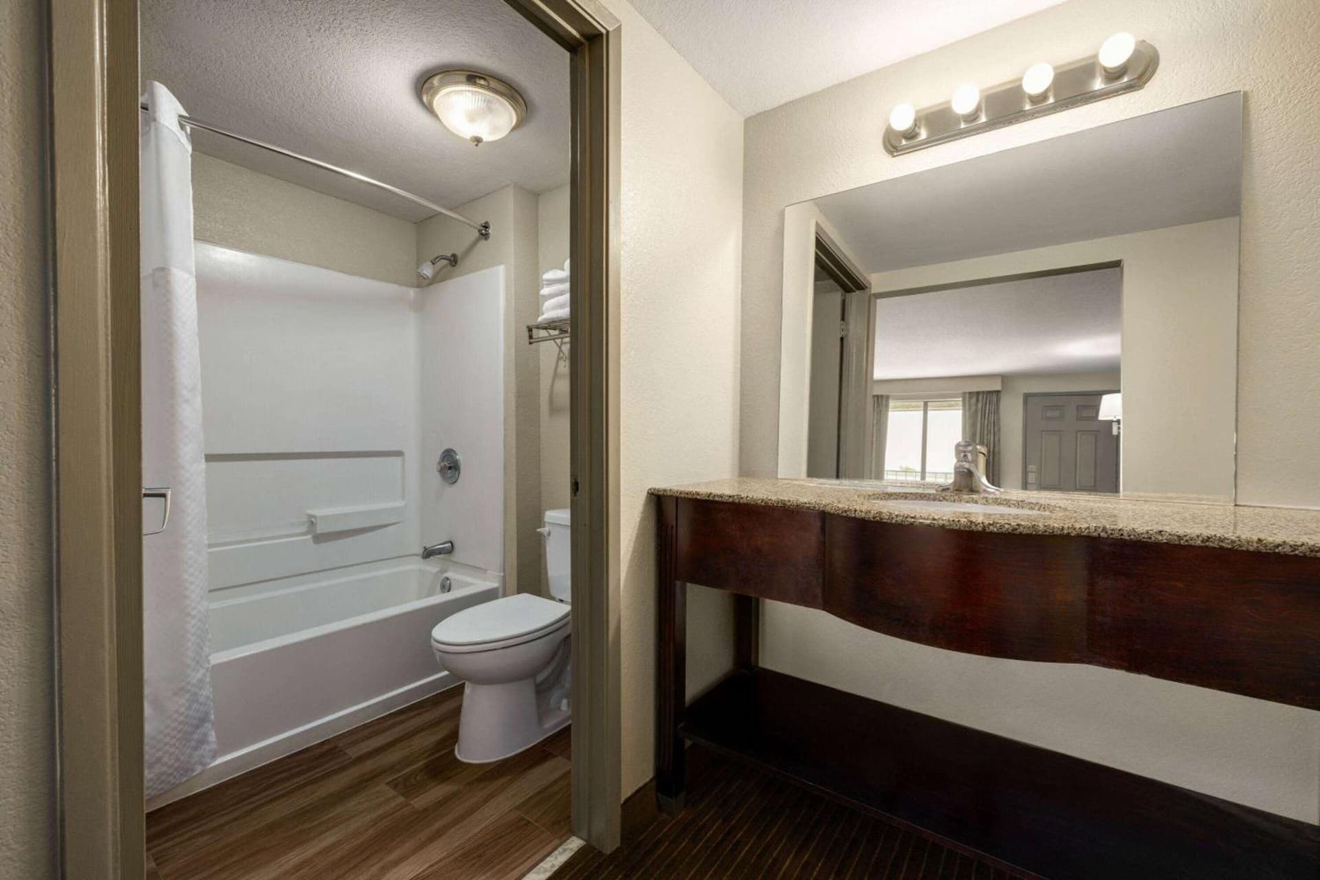Days Inn by Wyndham Fresno South gallery photo in Fresno, CA — image 8