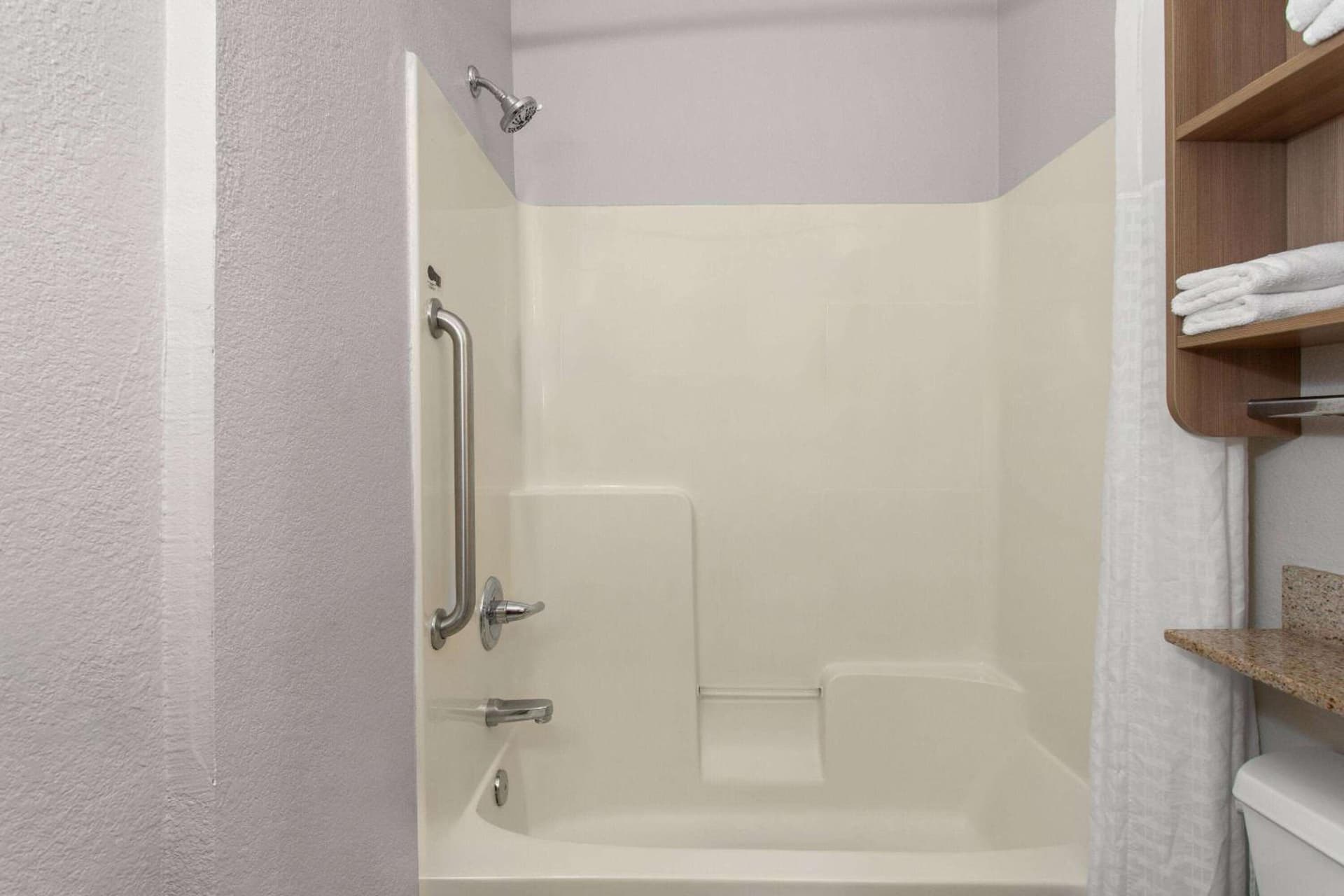 Microtel Inn & Suites by Wyndham Panama City gallery photo in Panama City, FL — image 10