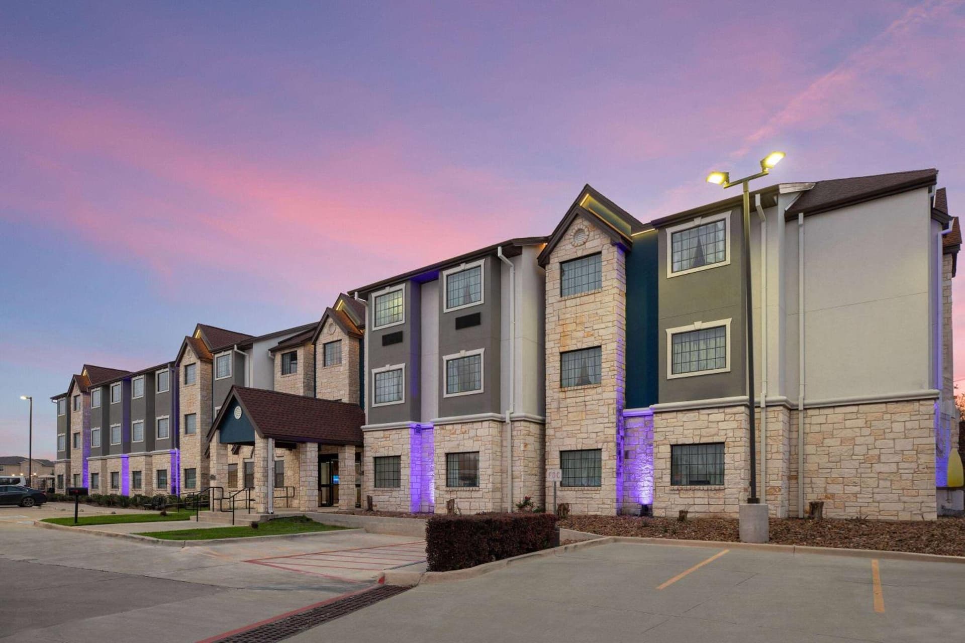 Microtel Inn & Suites by Wyndham Buda Austin South interior in Buda, TX — gallery photo 2