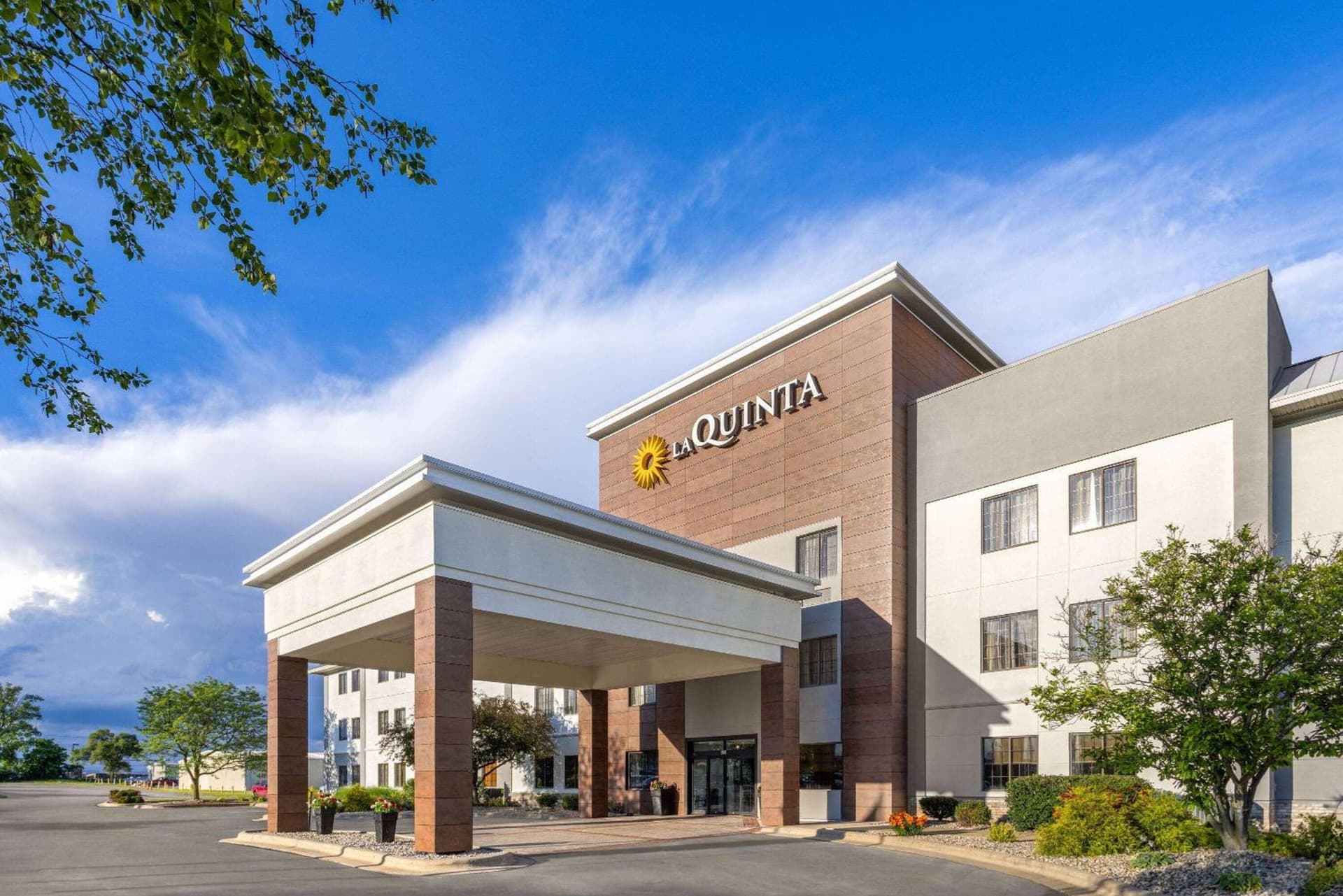 La Quinta by Wyndham Kokomo interior in Kokomo, IN — gallery photo 2
