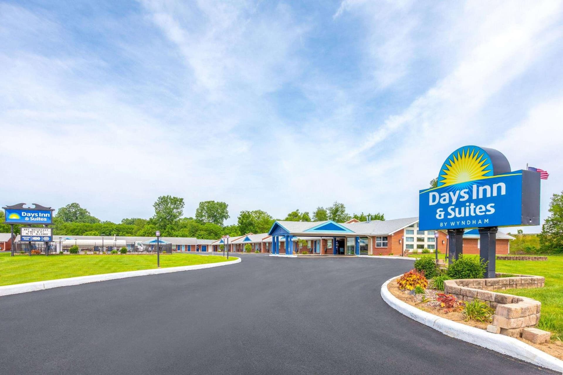 Days Inn by Wyndham Wauseon interior in Wauseon, OH — gallery photo 2