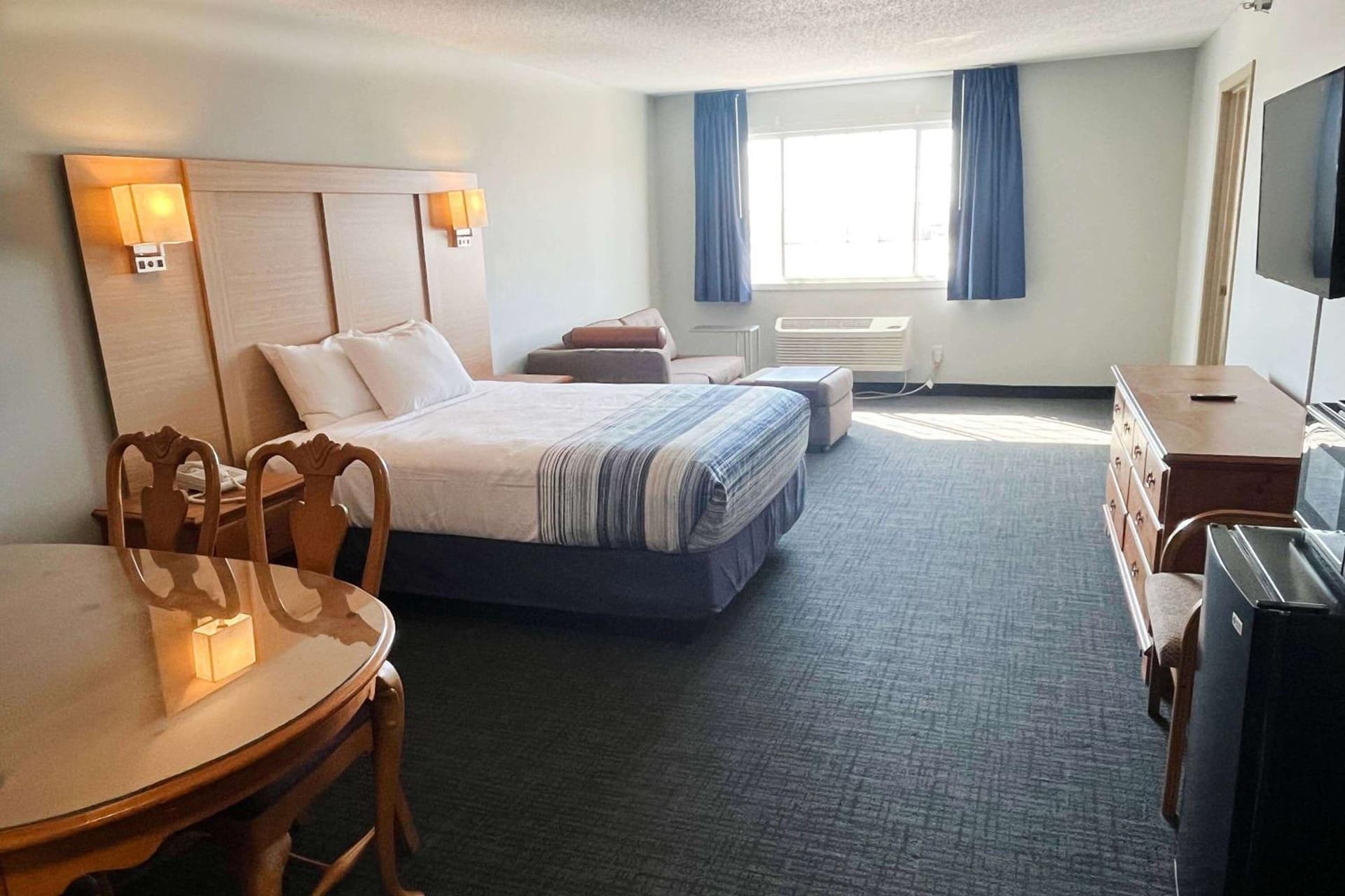 Days Inn & Suites by Wyndham Williamsburg IA North gallery photo in Williamsburg, IA — image 11