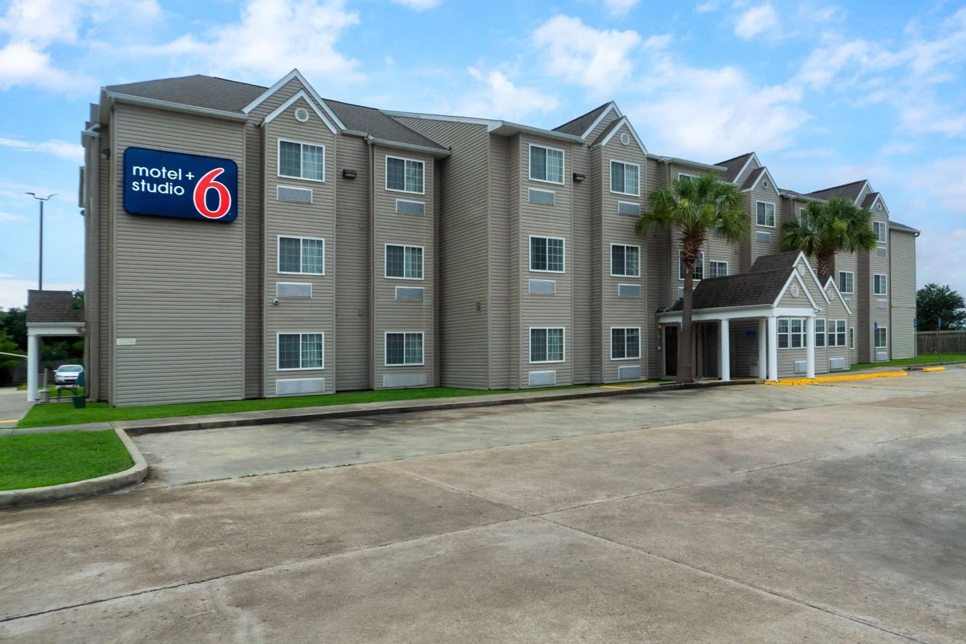 Studio 6 Suites Breaux Bridge, LA featured exterior or lobby in Breaux Bridge, LA — similar hotel