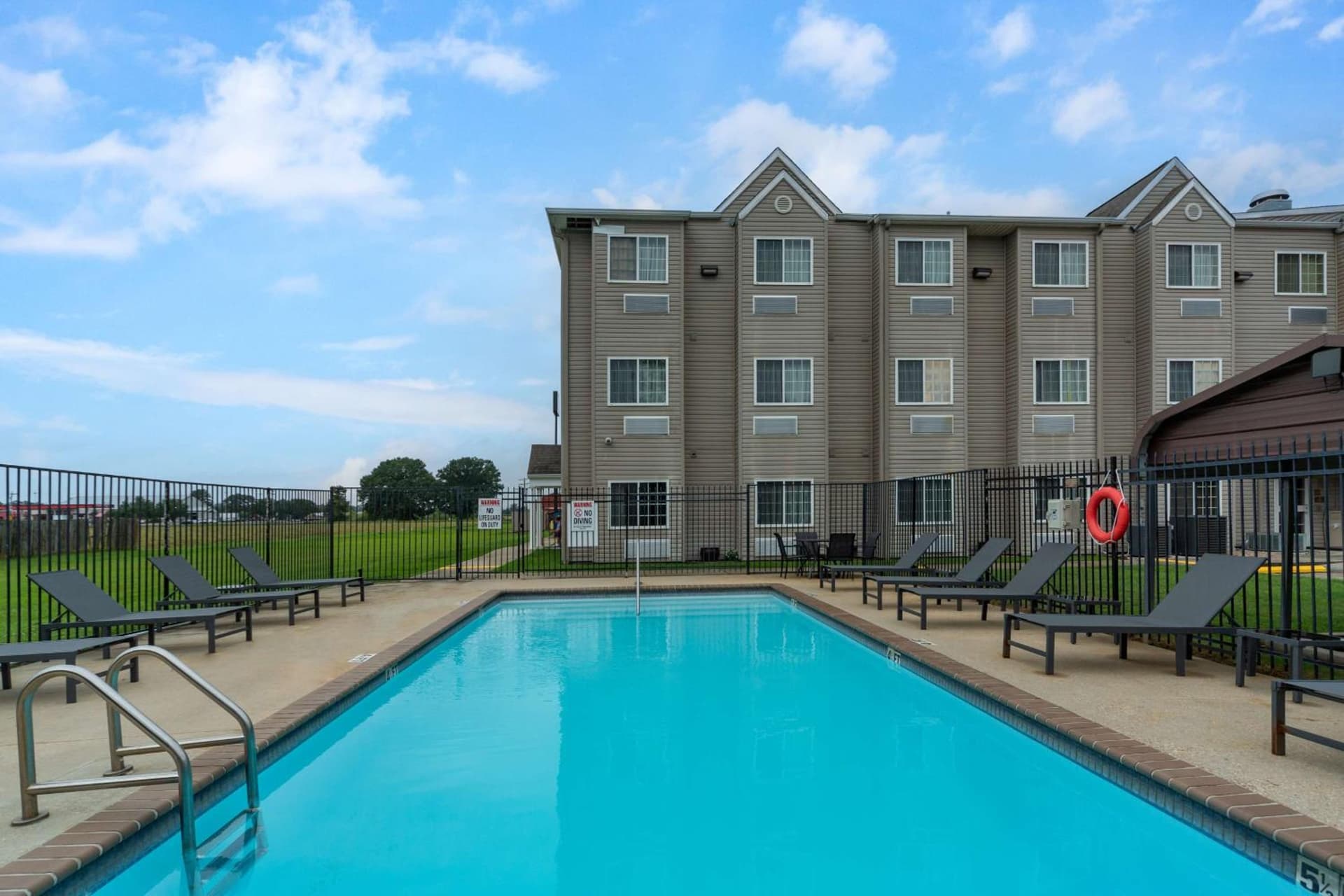 Studio 6 Suites Breaux Bridge, LA interior in Breaux Bridge, LA — gallery photo 2