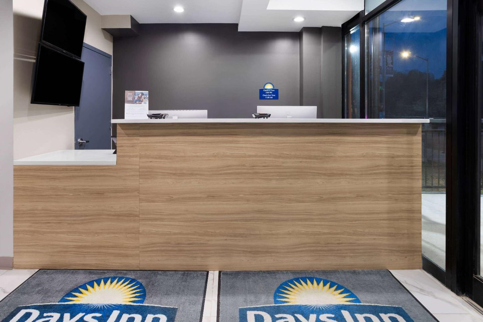 Days Inn by Wyndham Staten Island interior in Staten Island, NY — gallery photo 2