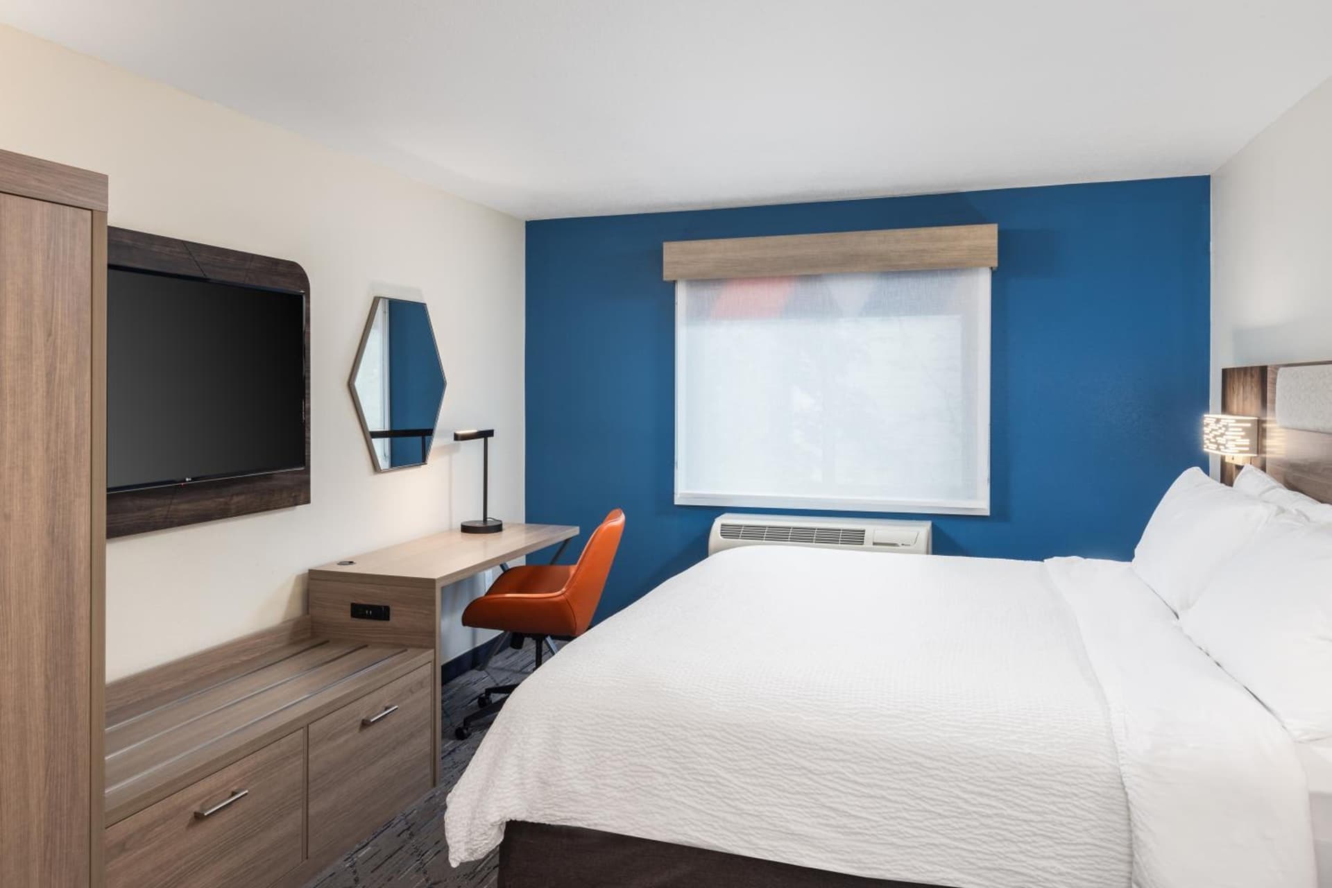 Holiday Inn Express Portland South - Lake Oswego by IHG interior in Lake Oswego, OR — gallery photo 2