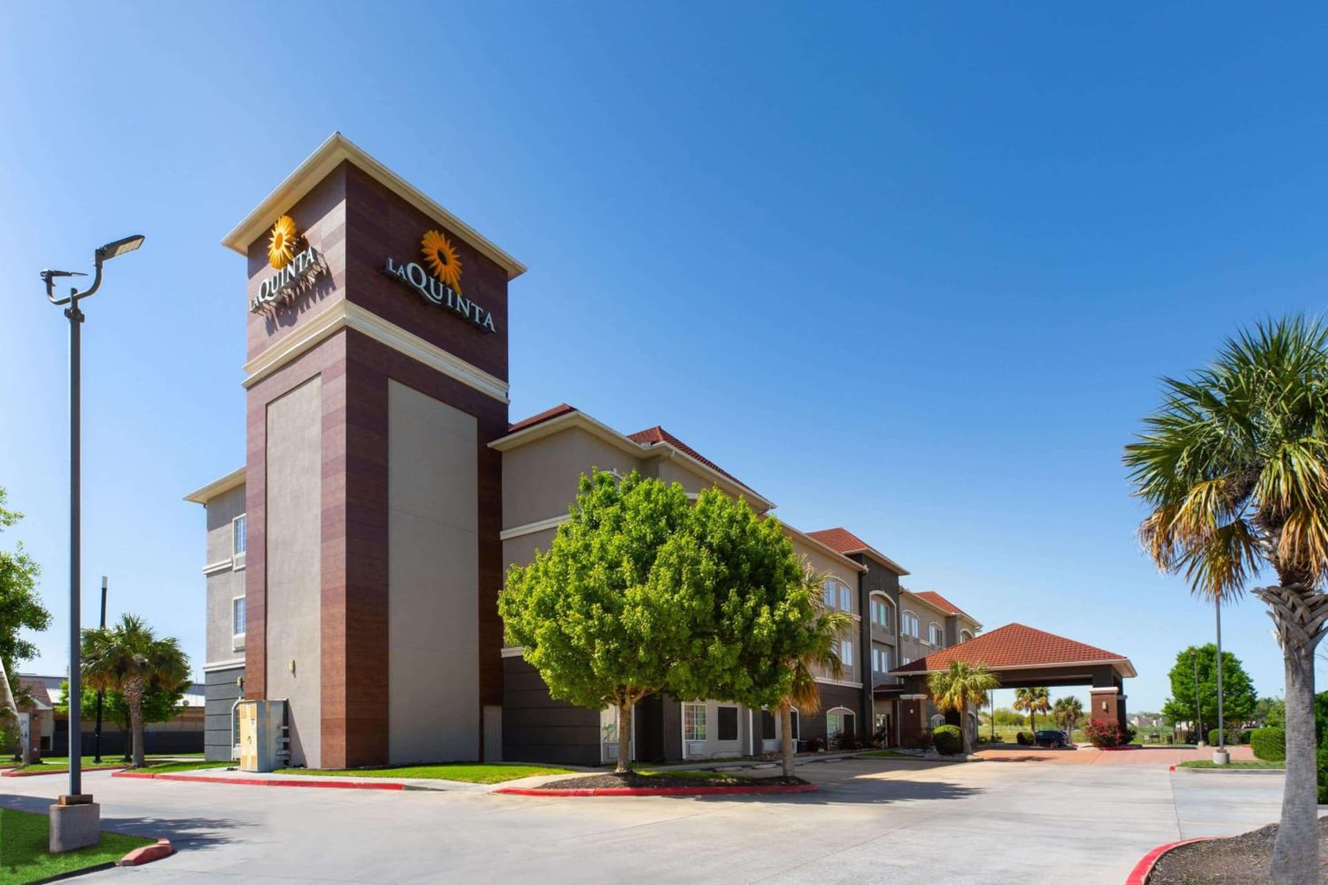 La Quinta by Wyndham Deer Park interior in Deer Park, TX — gallery photo 2