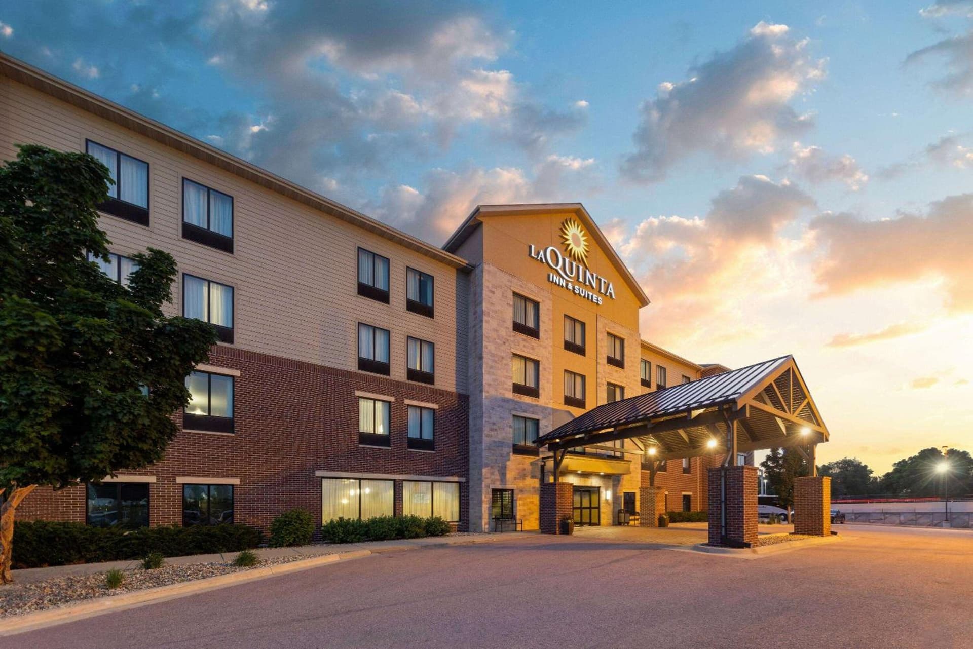 La Quinta by Wyndham Sioux Falls interior in Sioux Falls, SD — gallery photo 2
