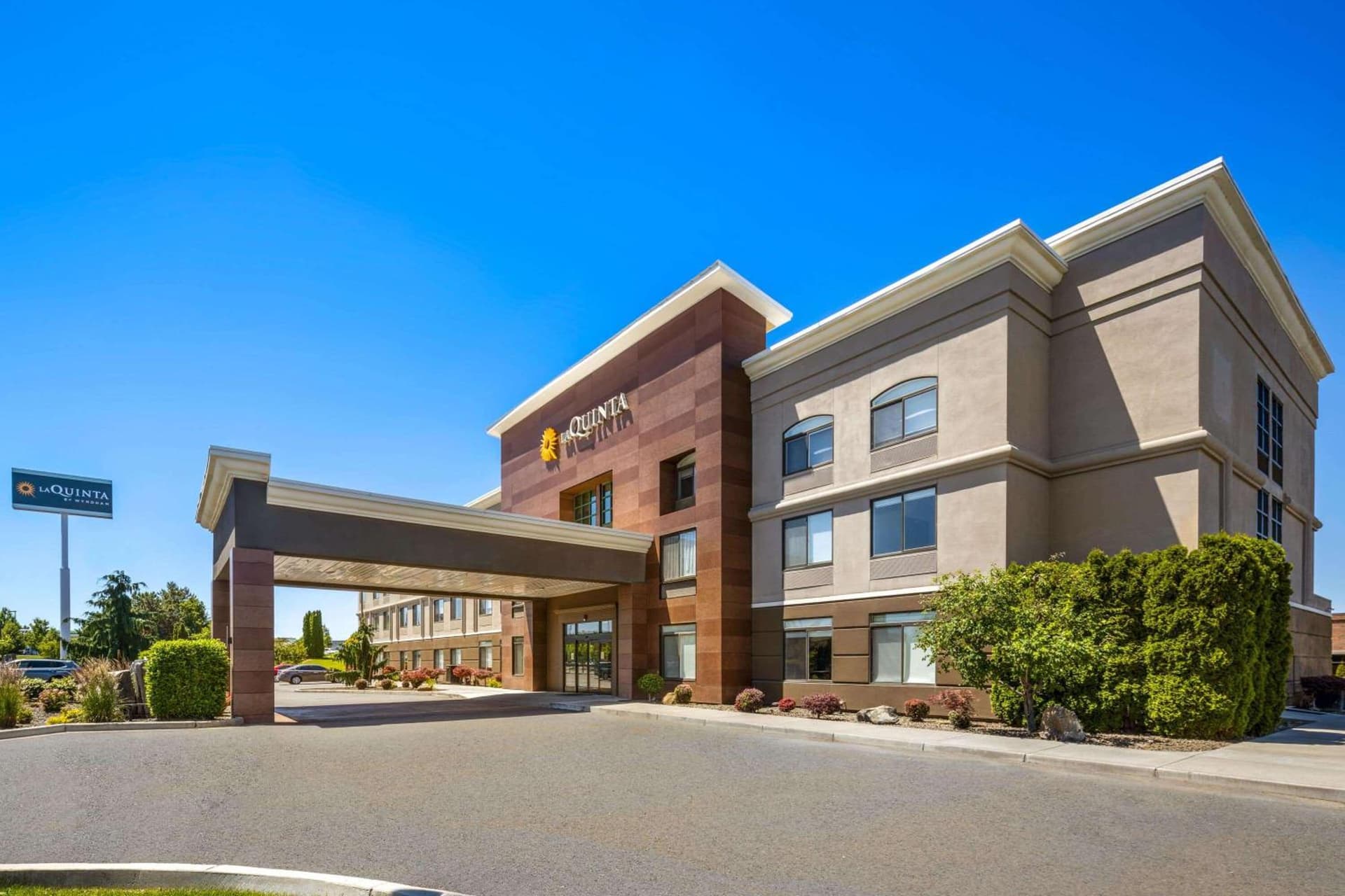 La Quinta by Wyndham Kennewick interior in Kennewick, WA — gallery photo 2