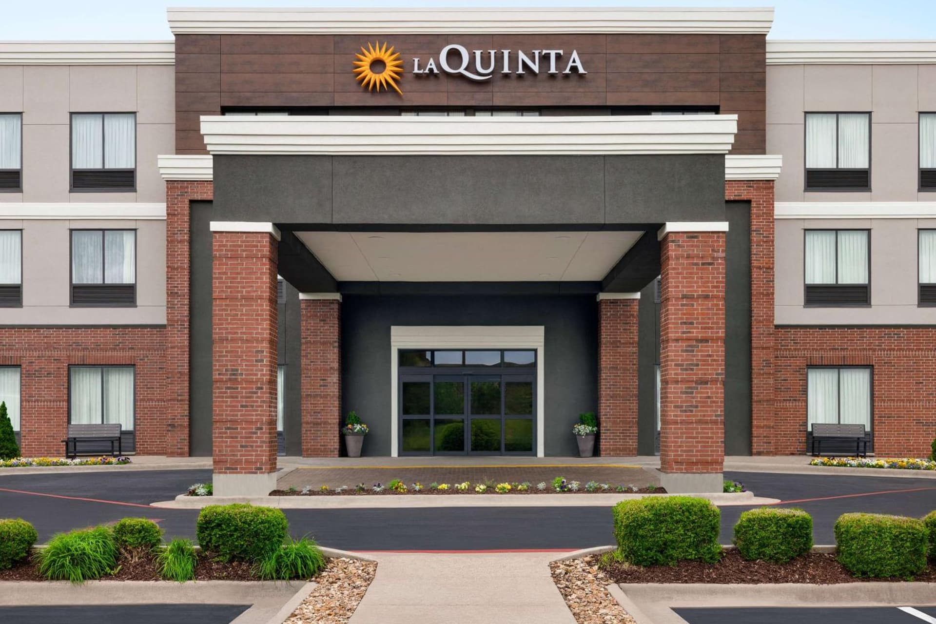 La Quinta Inn & Suites by Wyndham Springfield Airport Rte 66 interior in Springfield, MO — gallery photo 2