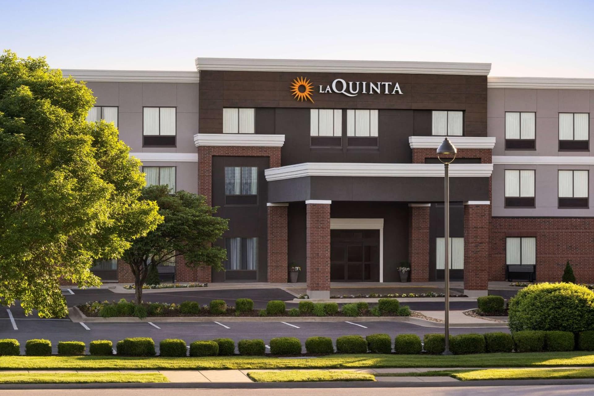 La Quinta Inn & Suites by Wyndham Springfield Airport Rte 66 property views in Springfield, MO — gallery photo 3