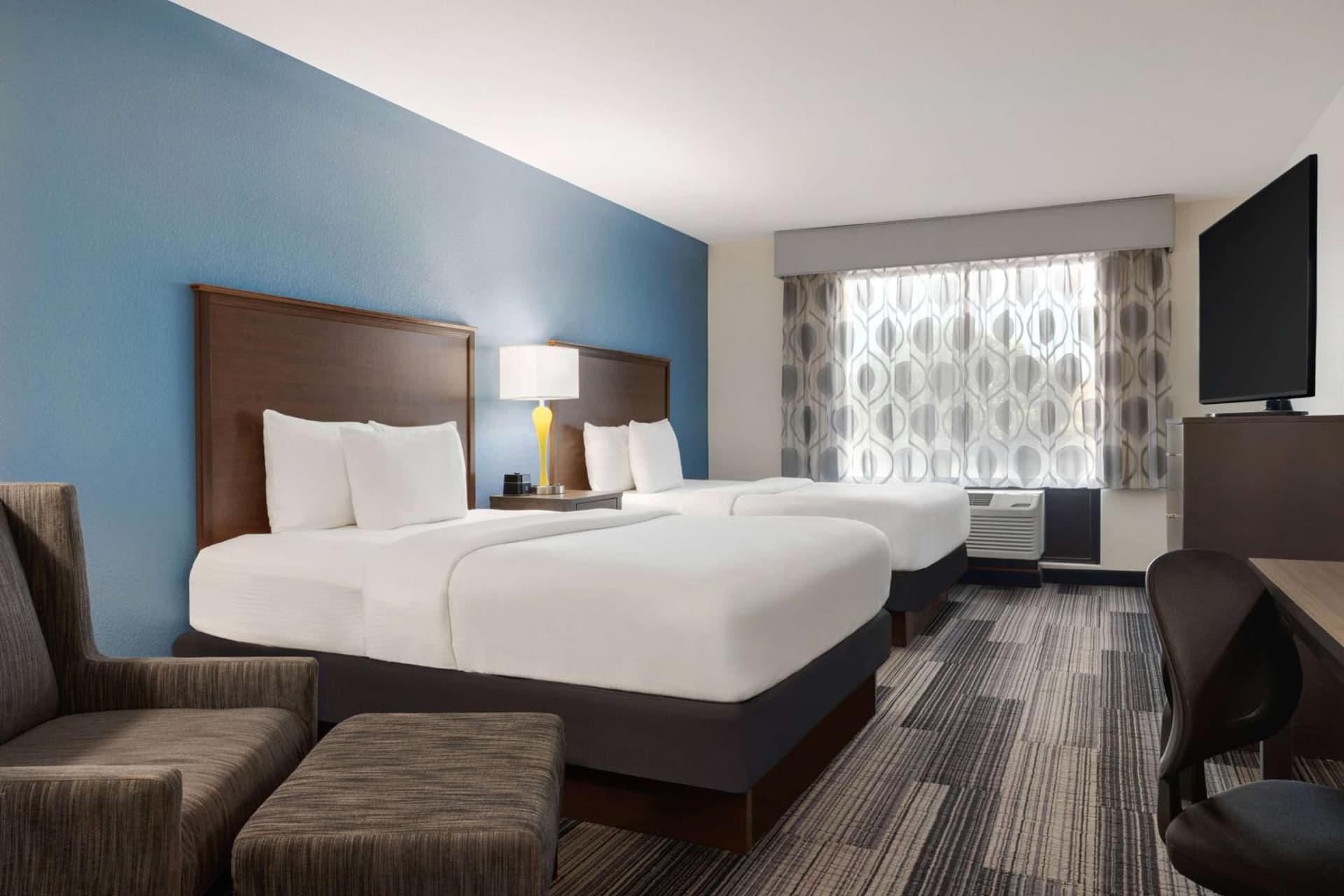 La Quinta Inn & Suites by Wyndham Springfield Airport Rte 66 property views in Springfield, MO — gallery photo 3