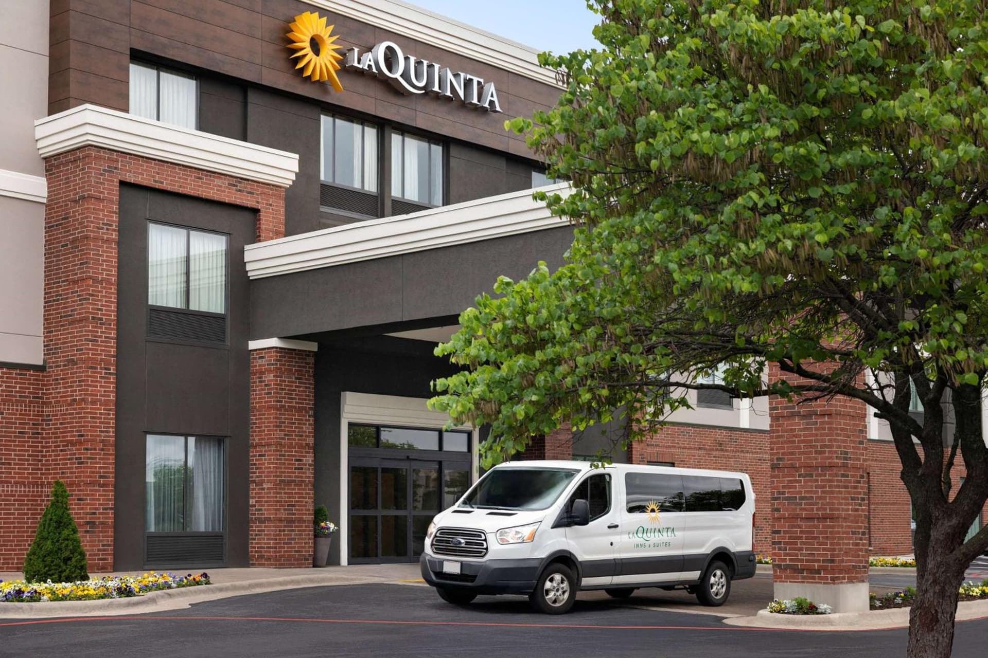 La Quinta Inn & Suites by Wyndham Springfield Airport Rte 66 gallery photo in Springfield, MO — image 12