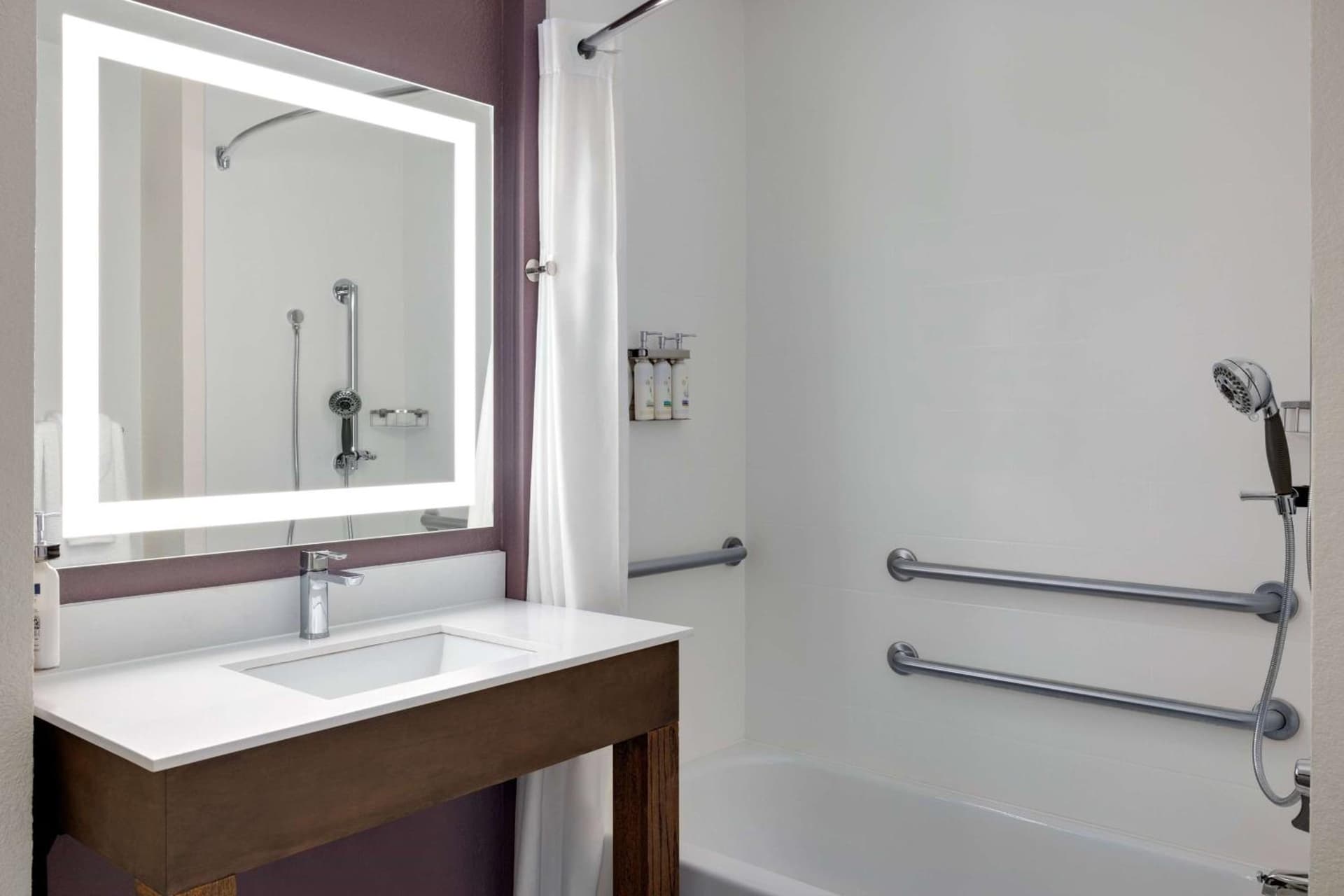 La Quinta Inn & Suites by Wyndham Springfield Airport Rte 66 gallery photo in Springfield, MO — image 82