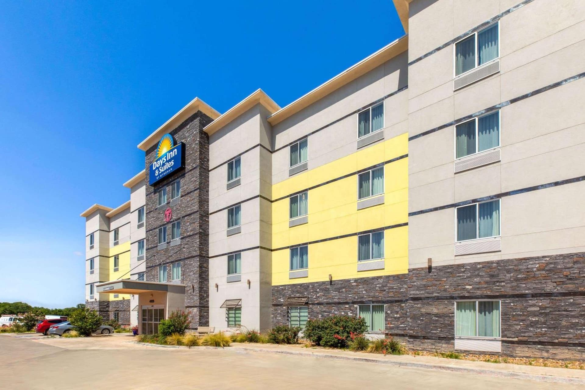 Days Inn & Suites by Wyndham Lubbock Medical Center property views in Lubbock, TX — gallery photo 3