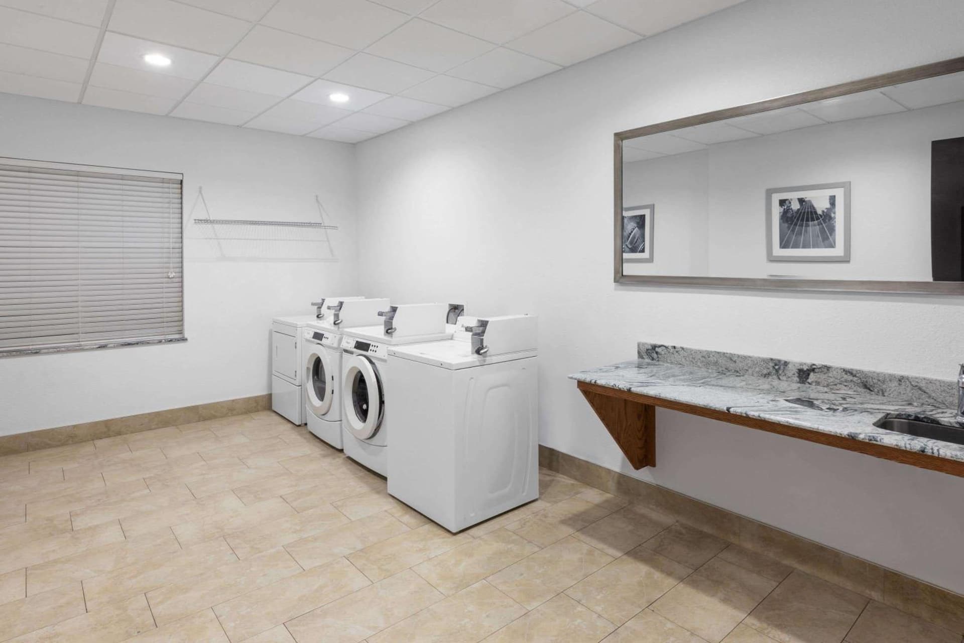 Days Inn & Suites by Wyndham Lubbock Medical Center gallery photo in Lubbock, TX — image 8