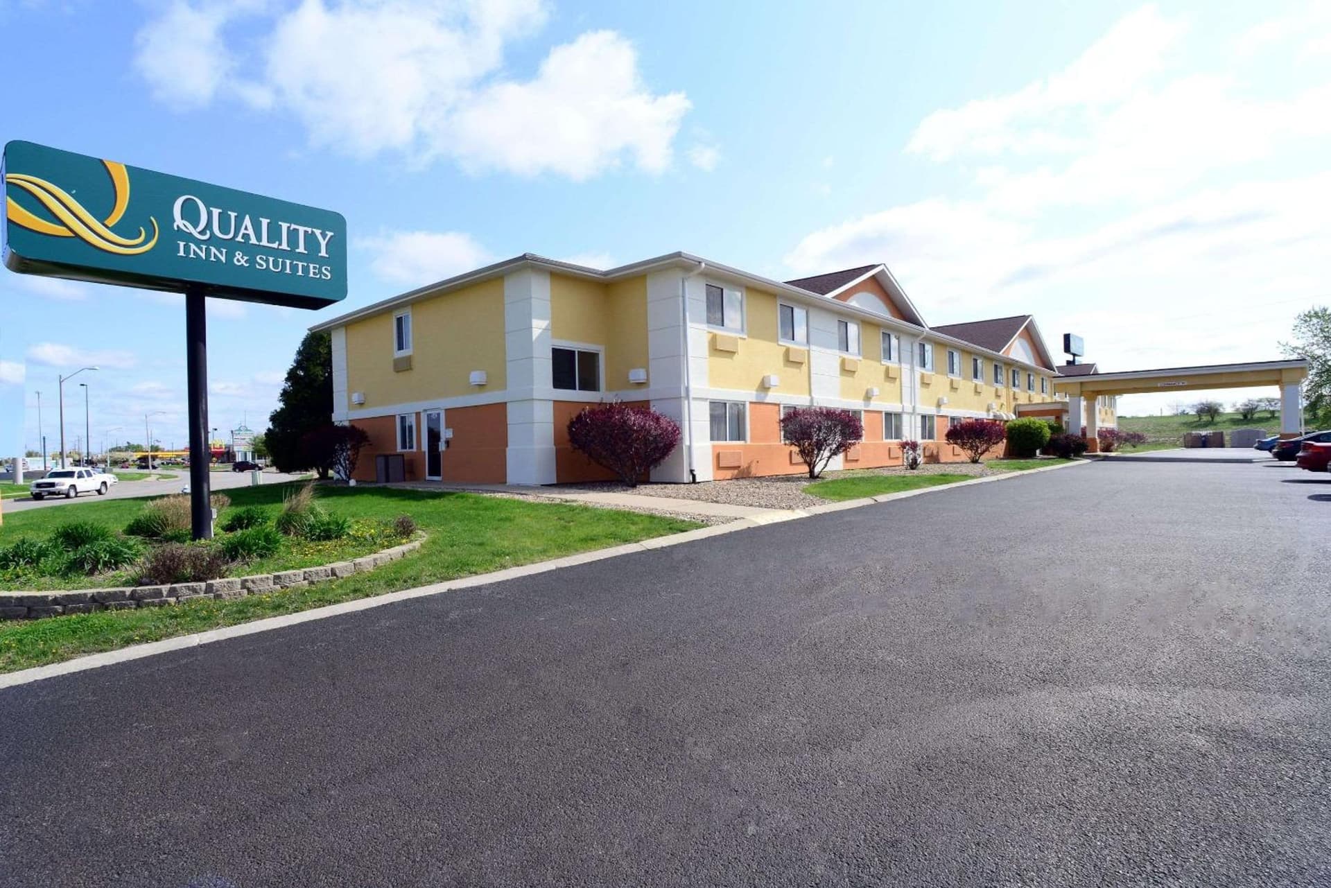 Quality Inn & Suites Springfield Southwest near I-72 featured exterior or lobby in Springfield, IL — similar hotel