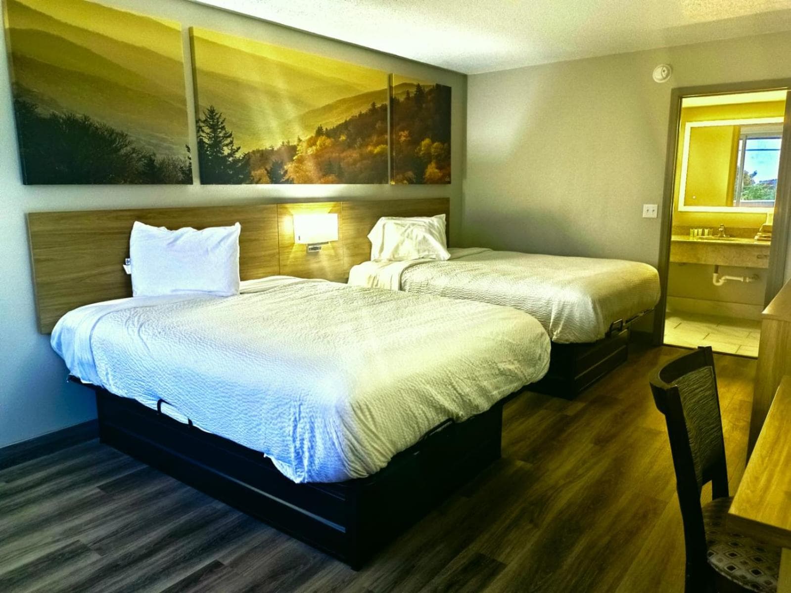 Days Inn by Wyndham Harrisonburg interior in Harrisonburg, VA — gallery photo 2