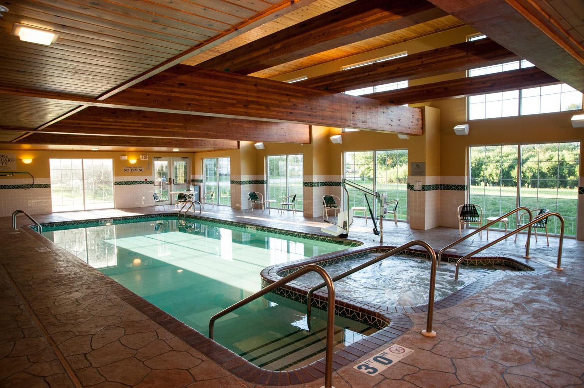 Country Inn & Suites by Radisson, Milwaukee Airport, WI gallery photo in Milwaukee, WI — image 4