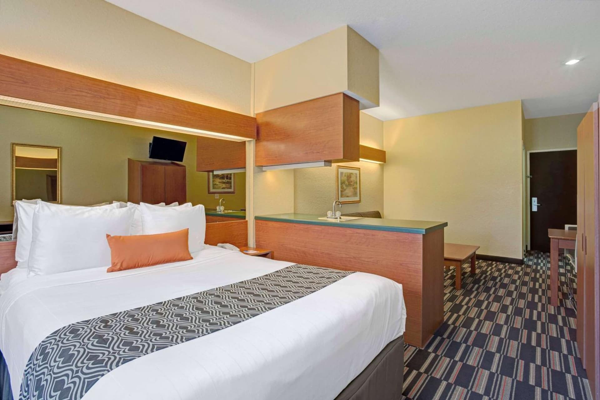 Microtel Inn & Suites by Wyndham Bushnell property views in Bushnell, FL — gallery photo 3
