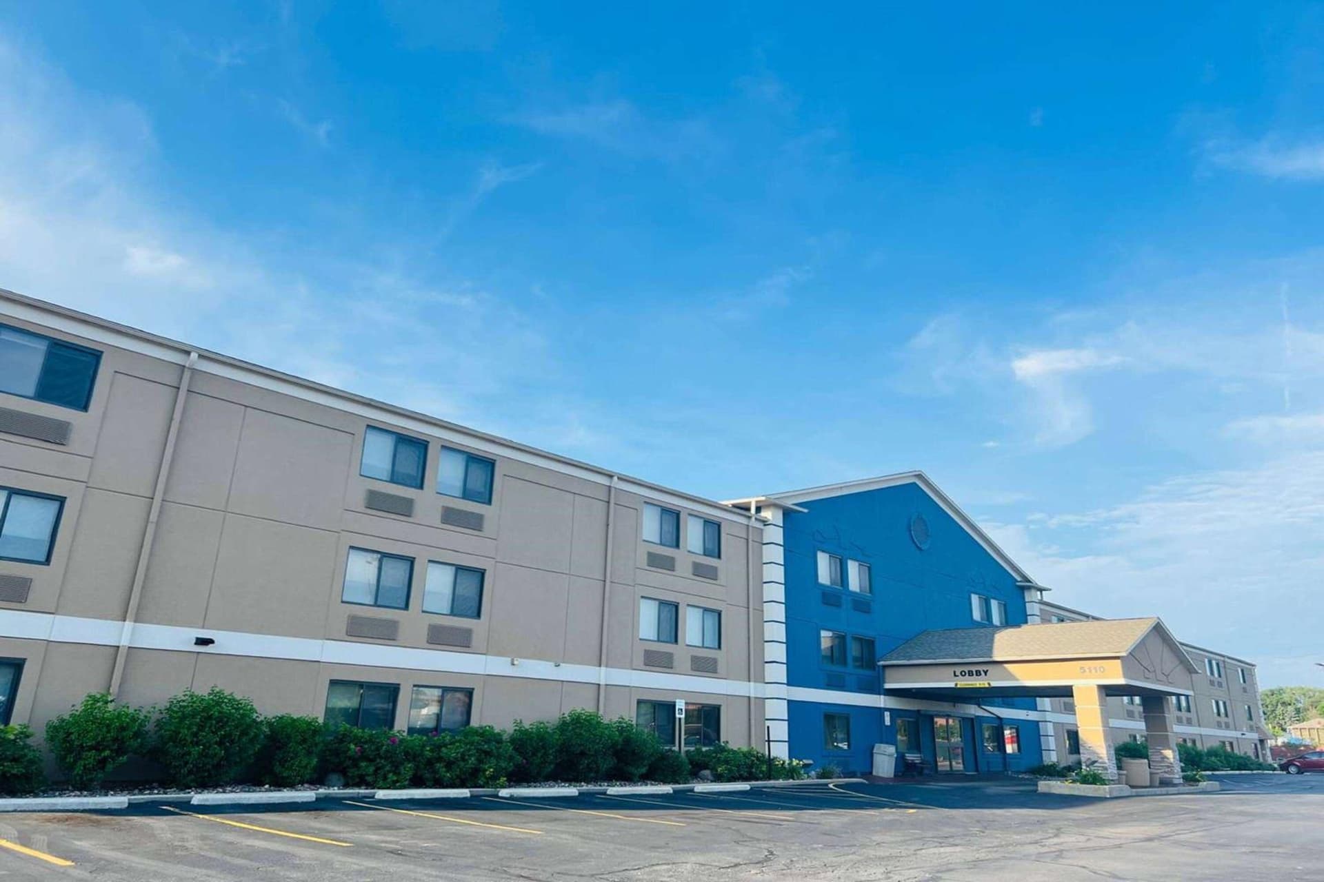 AmericInn by Wyndham Glendale Milwaukee interior in Glendale, WI — gallery photo 2
