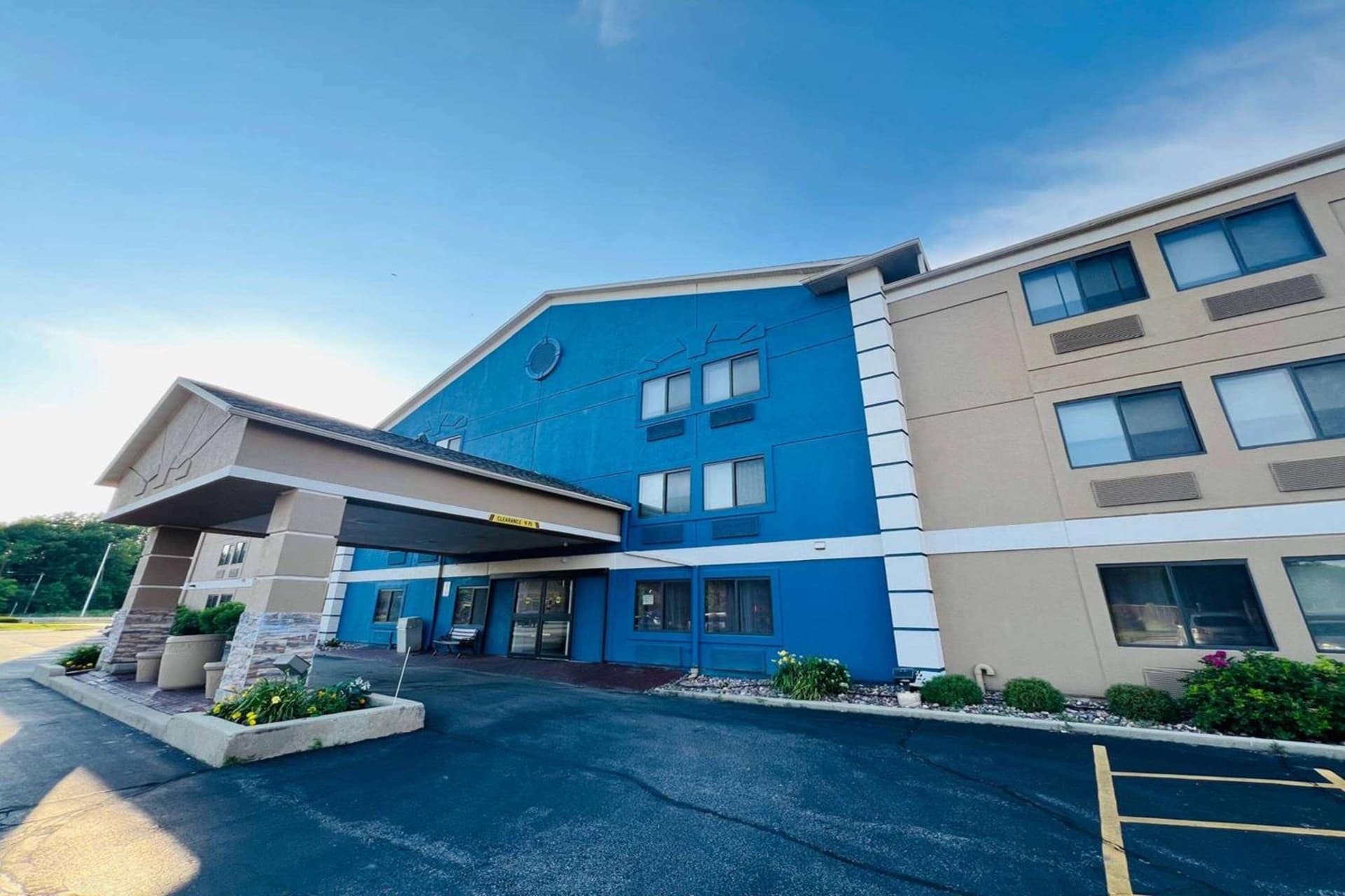 AmericInn by Wyndham Glendale Milwaukee property views in Glendale, WI — gallery photo 3